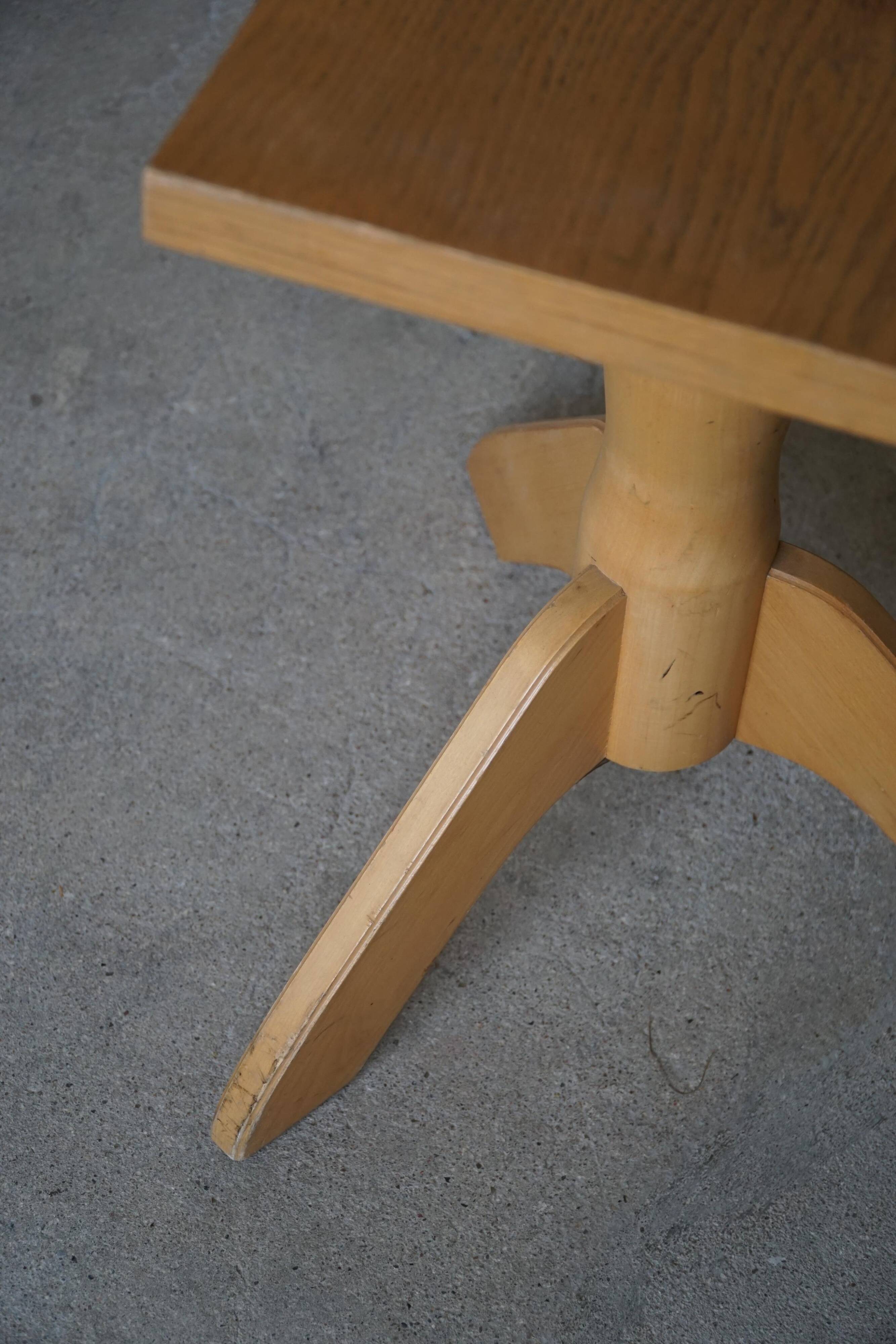 Swivelling tripod stool in elm, mid-century Danish design, 1970s.