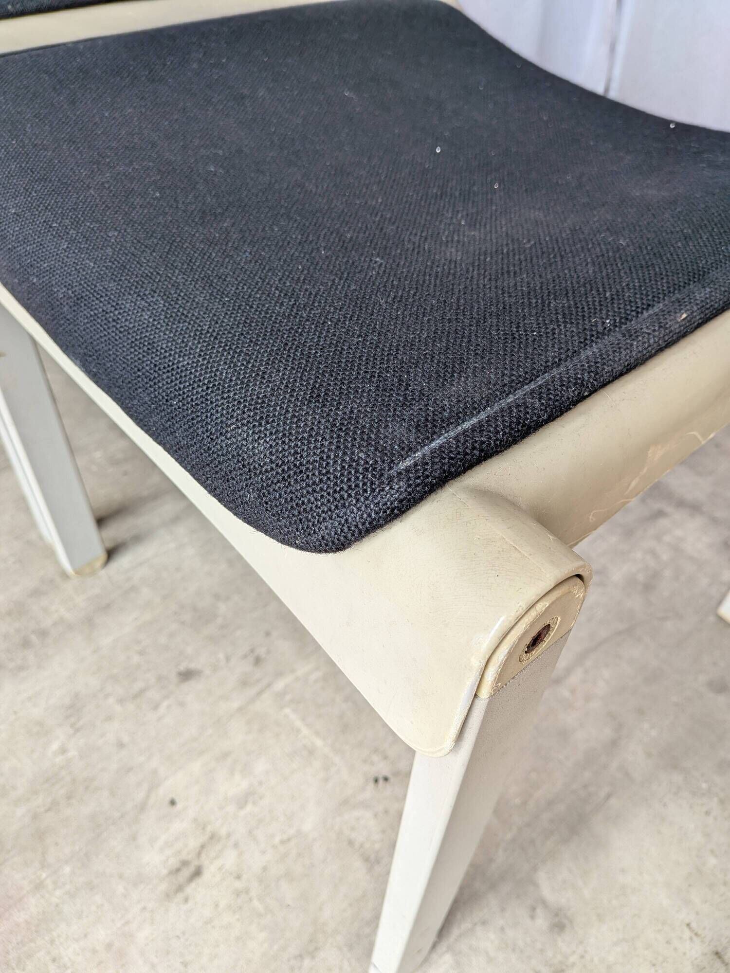 Set of 4 Vintage Aeon Mondial Stackable Chair / Dutch Postmodern Dining Cha