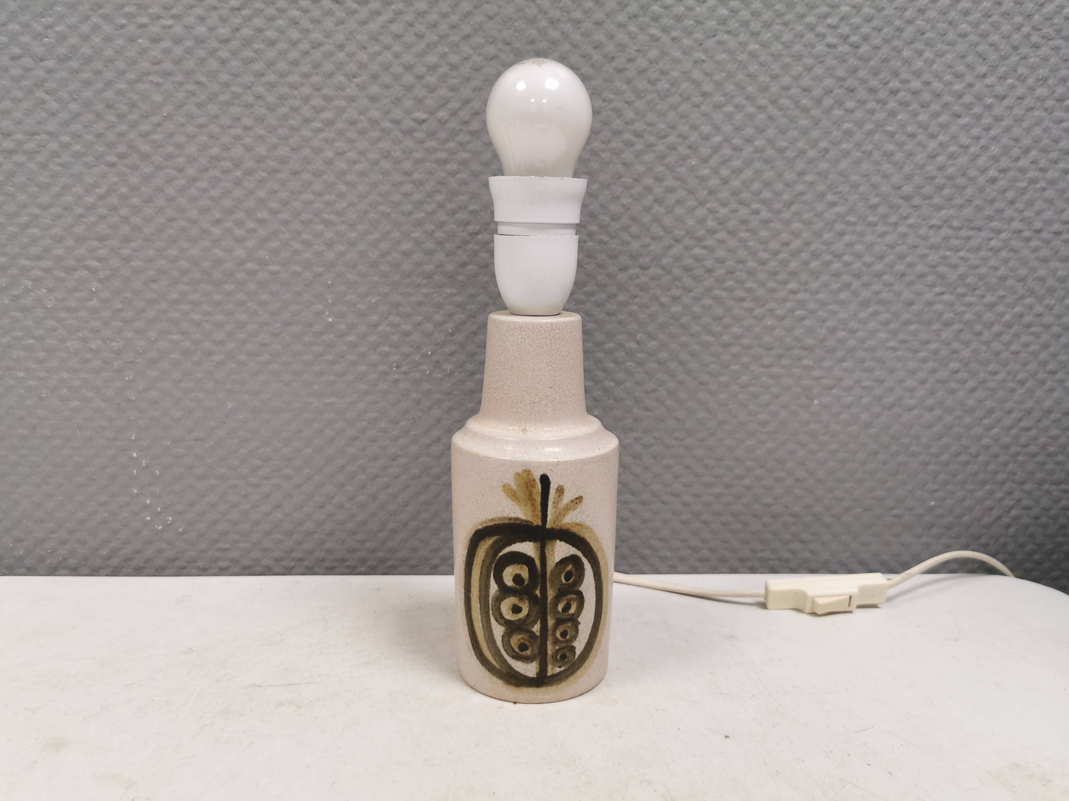 Petite lampe de table en grès de la marque danoise Okola, années 1980.