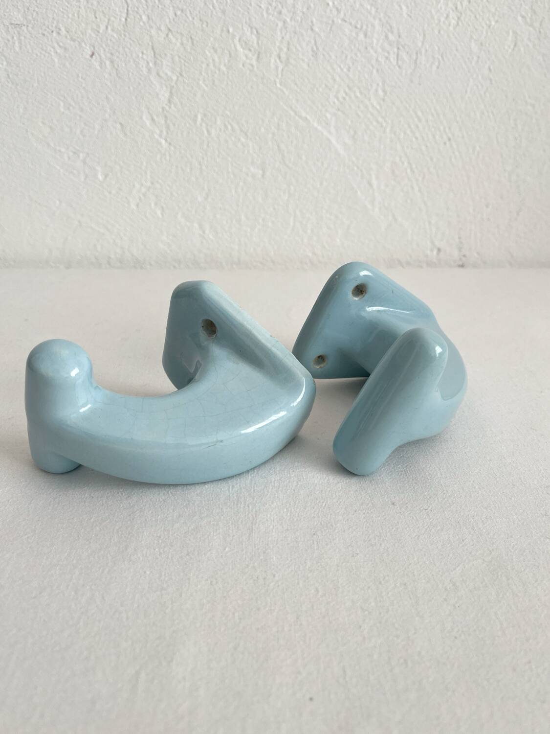 2 patères de salle de bain vintage en céramique bleue