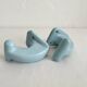 2 patères de salle de bain vintage en céramique bleue