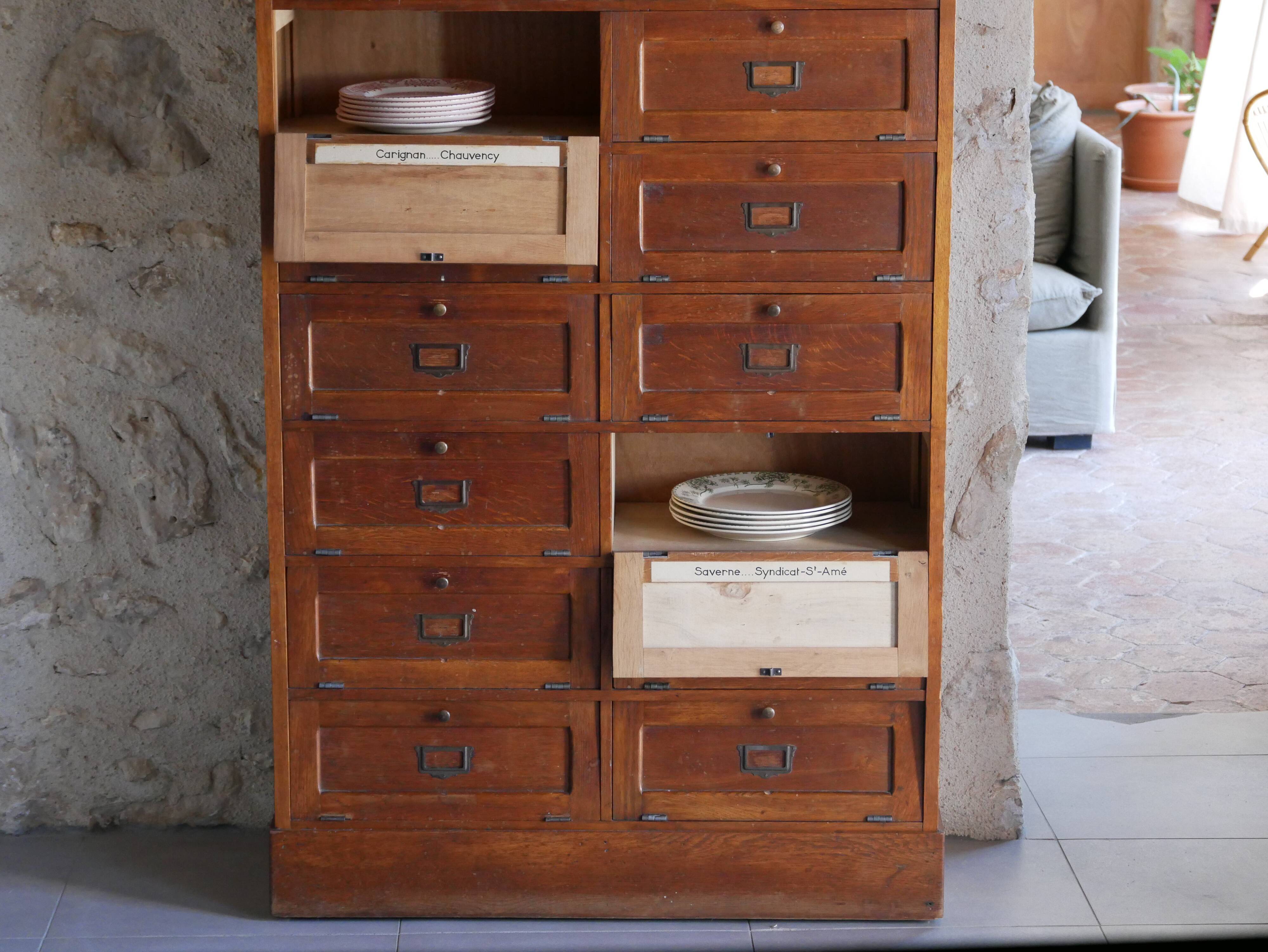 Notary's furniture with clamshells