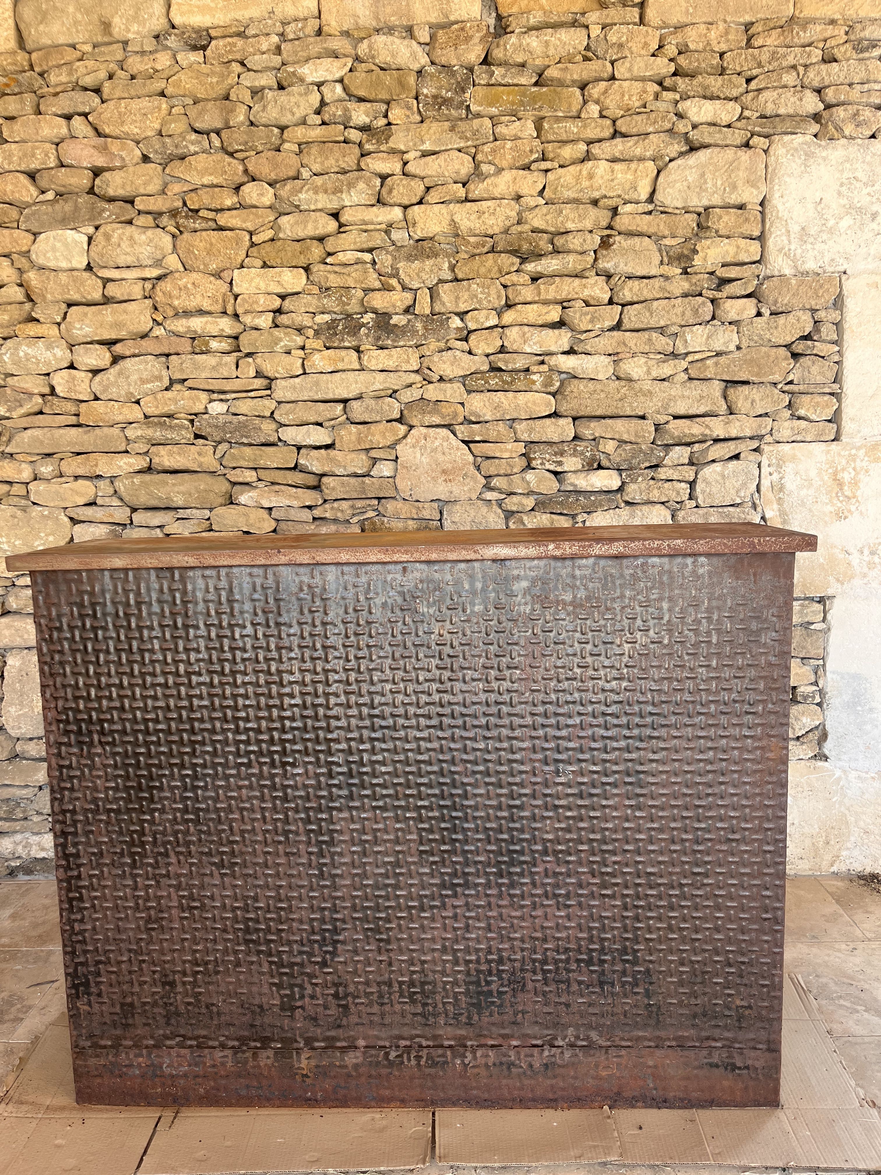 Counter/bar industrial raw metal repelled