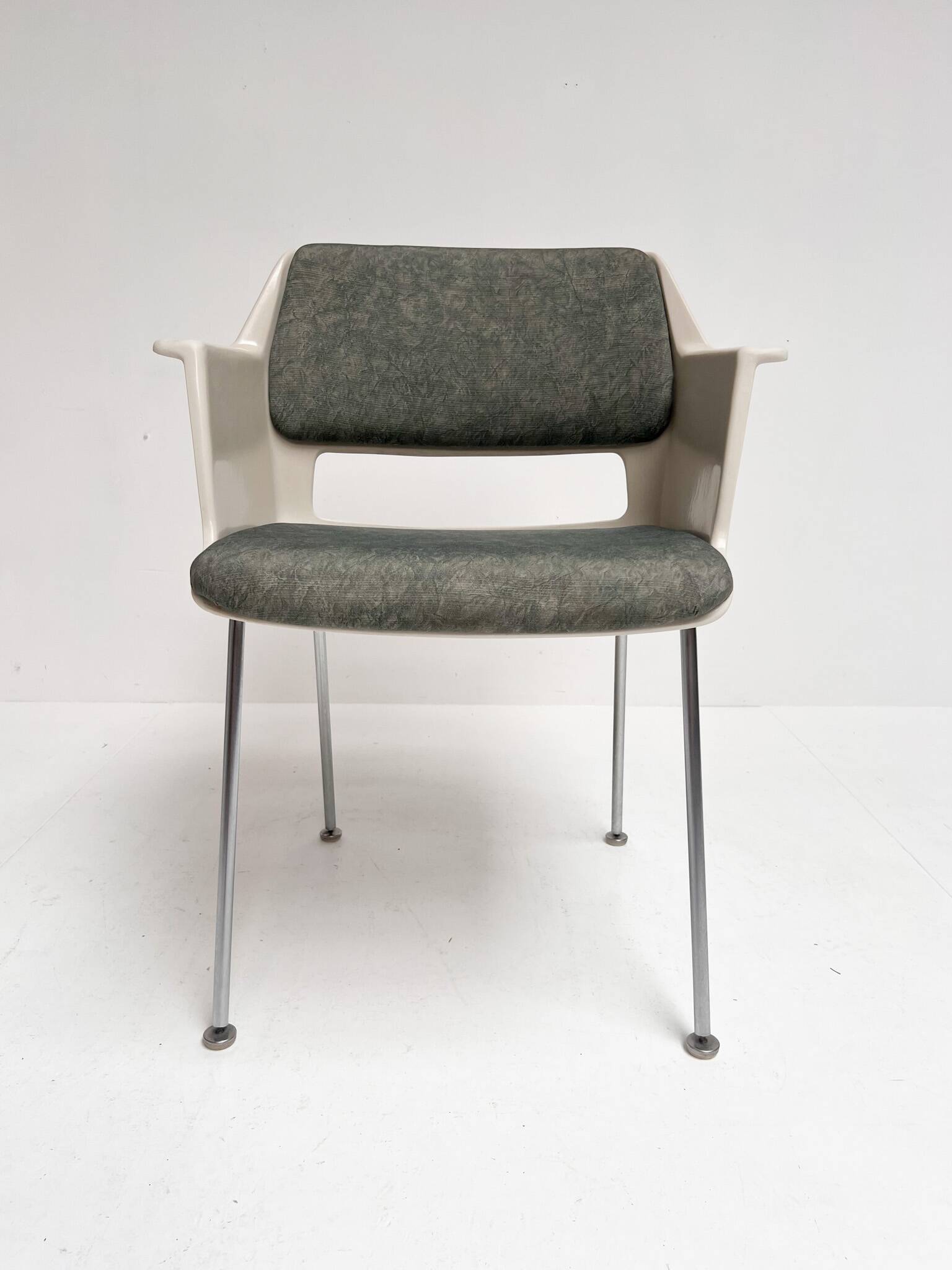 Gispen Model 2225 shell chair by Andre Cordemeijer, 1960s