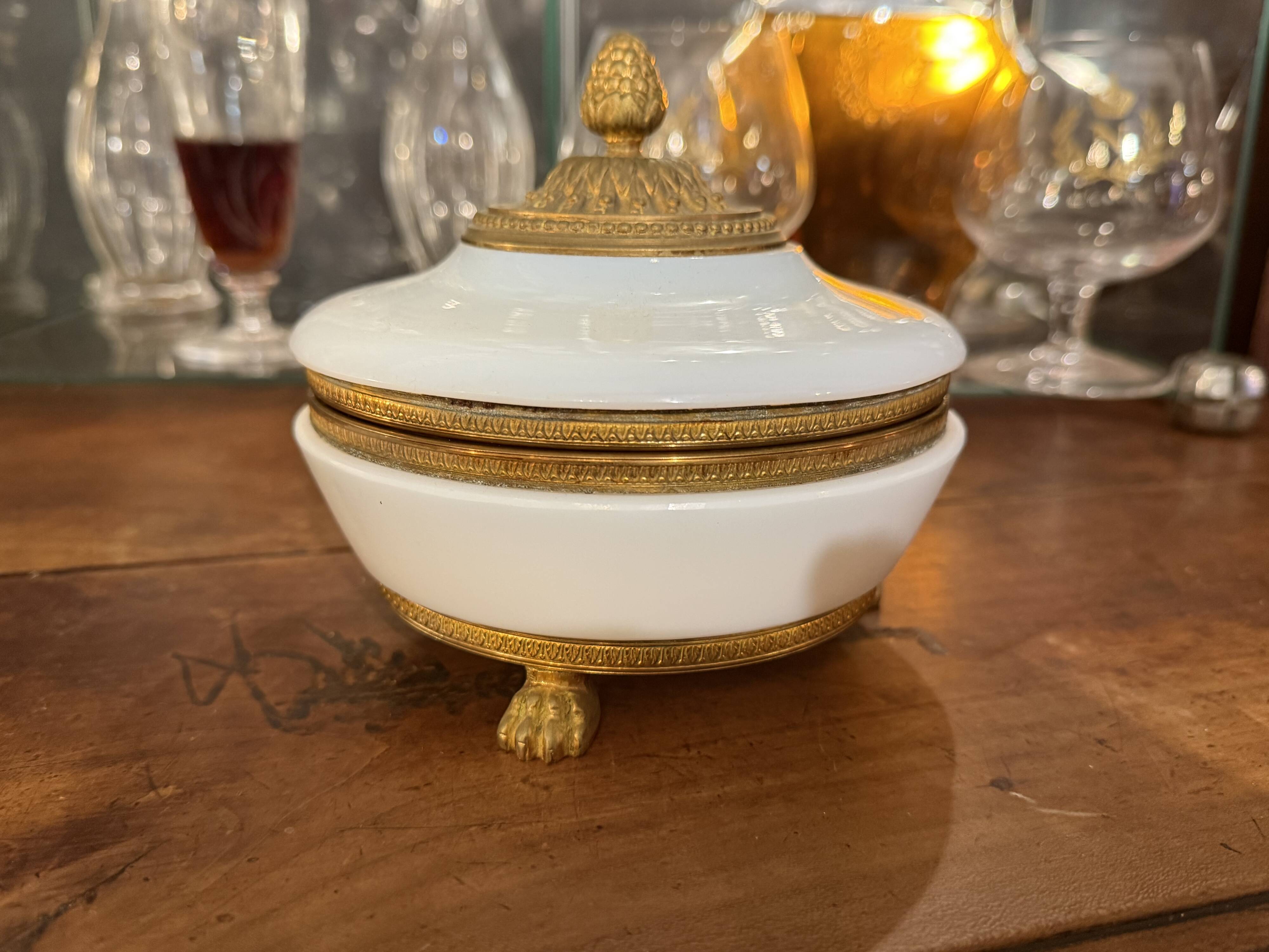 Opaline bonbonnière