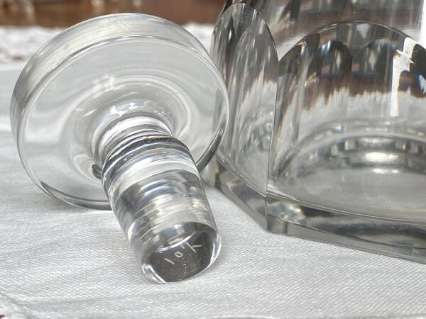 Carafe à liqueur à pans coupés en cristal de Baccarat signée