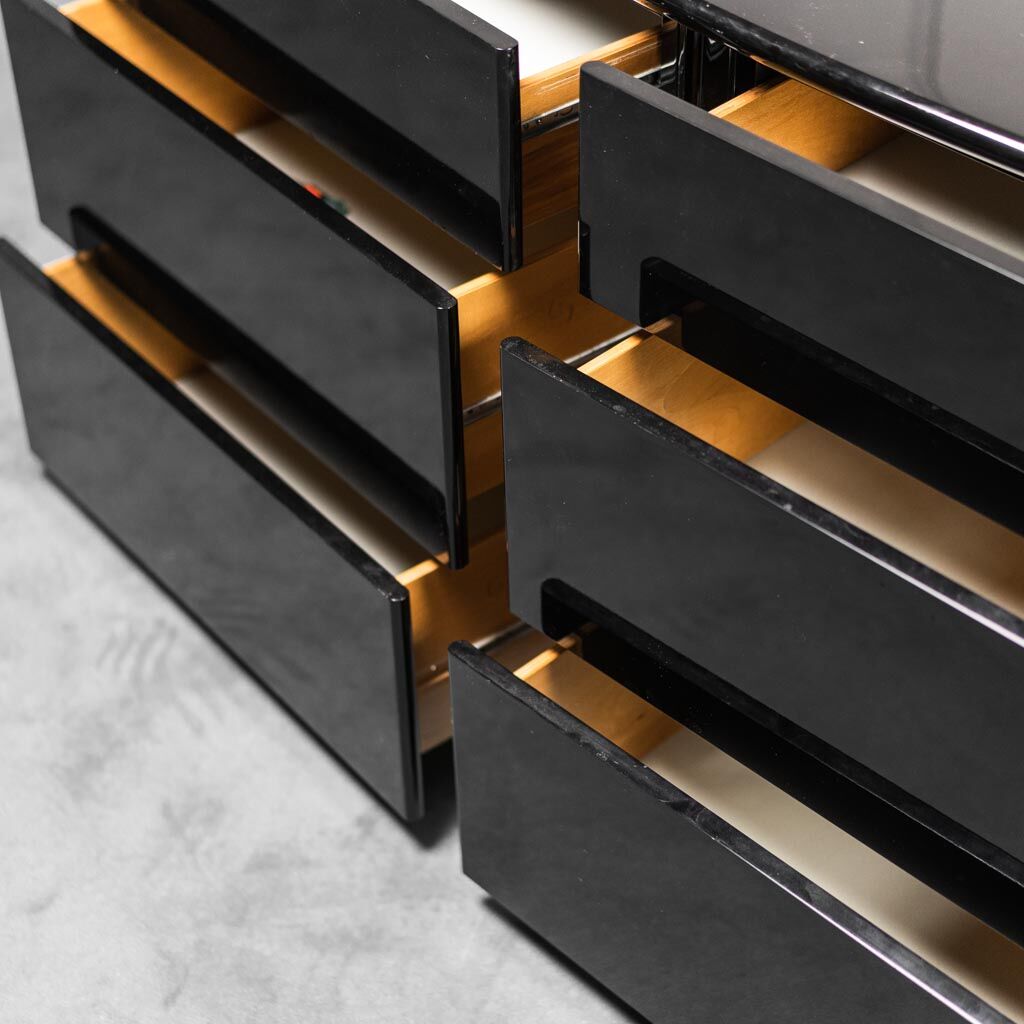 Commode en bois laqué noir des années 70