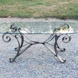 Table basse des années 70 en fer forgé plateau en verre bec de corbin
