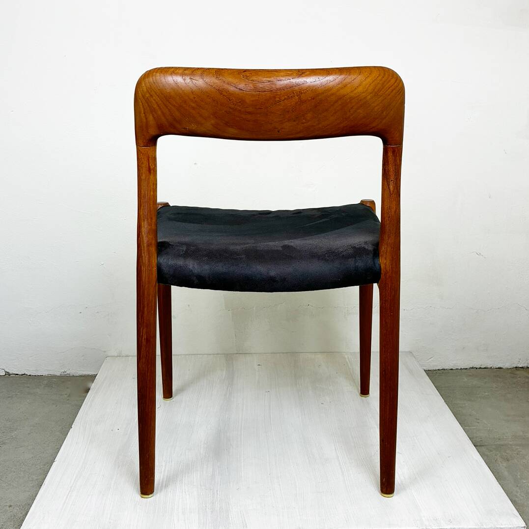 A beautiful pair of modern Scandinavian dining chairs in teak, model 75 by Niels Otto Møller.