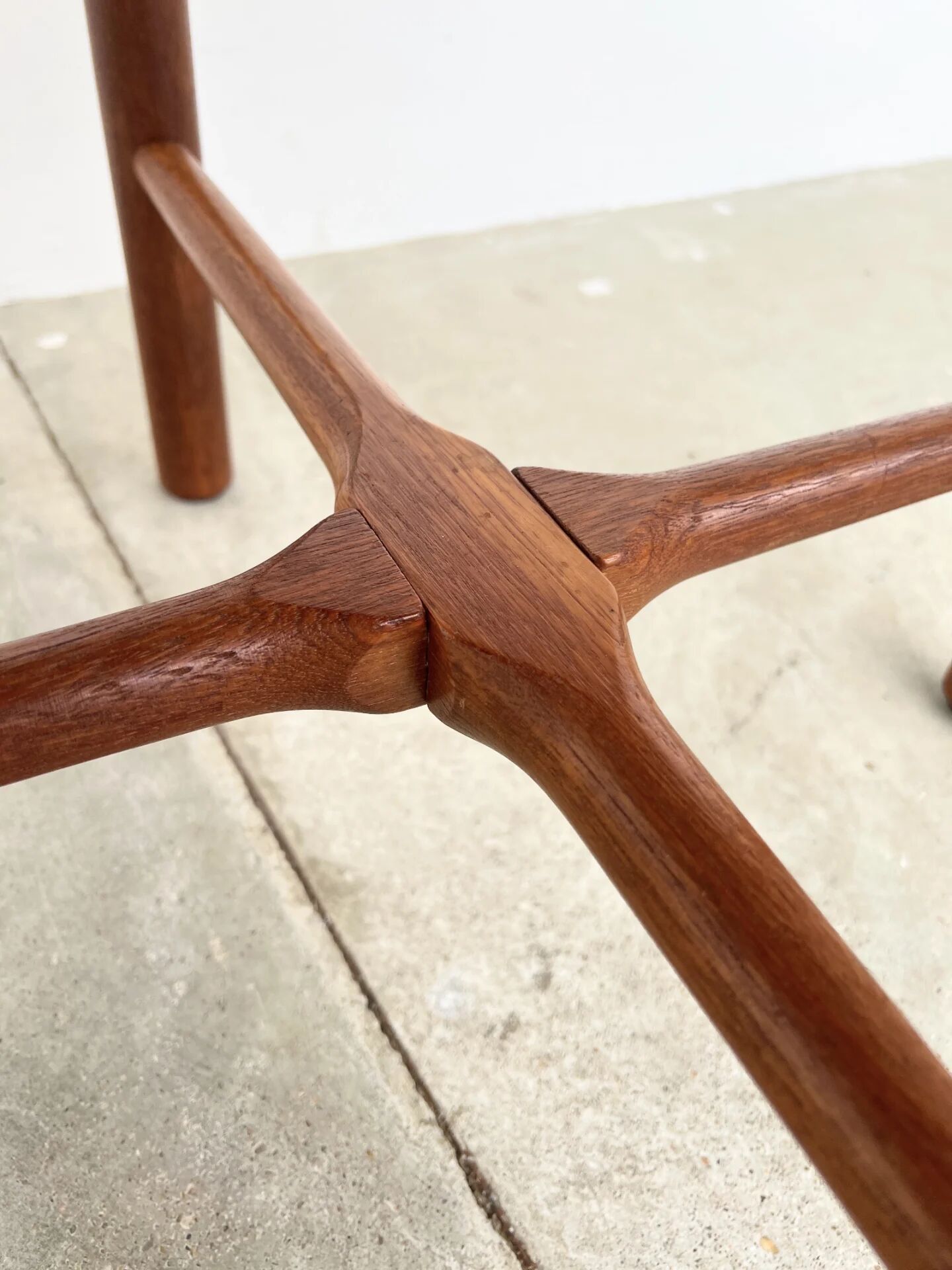 Duo of round coffee tables with a reversible top — Crossed base