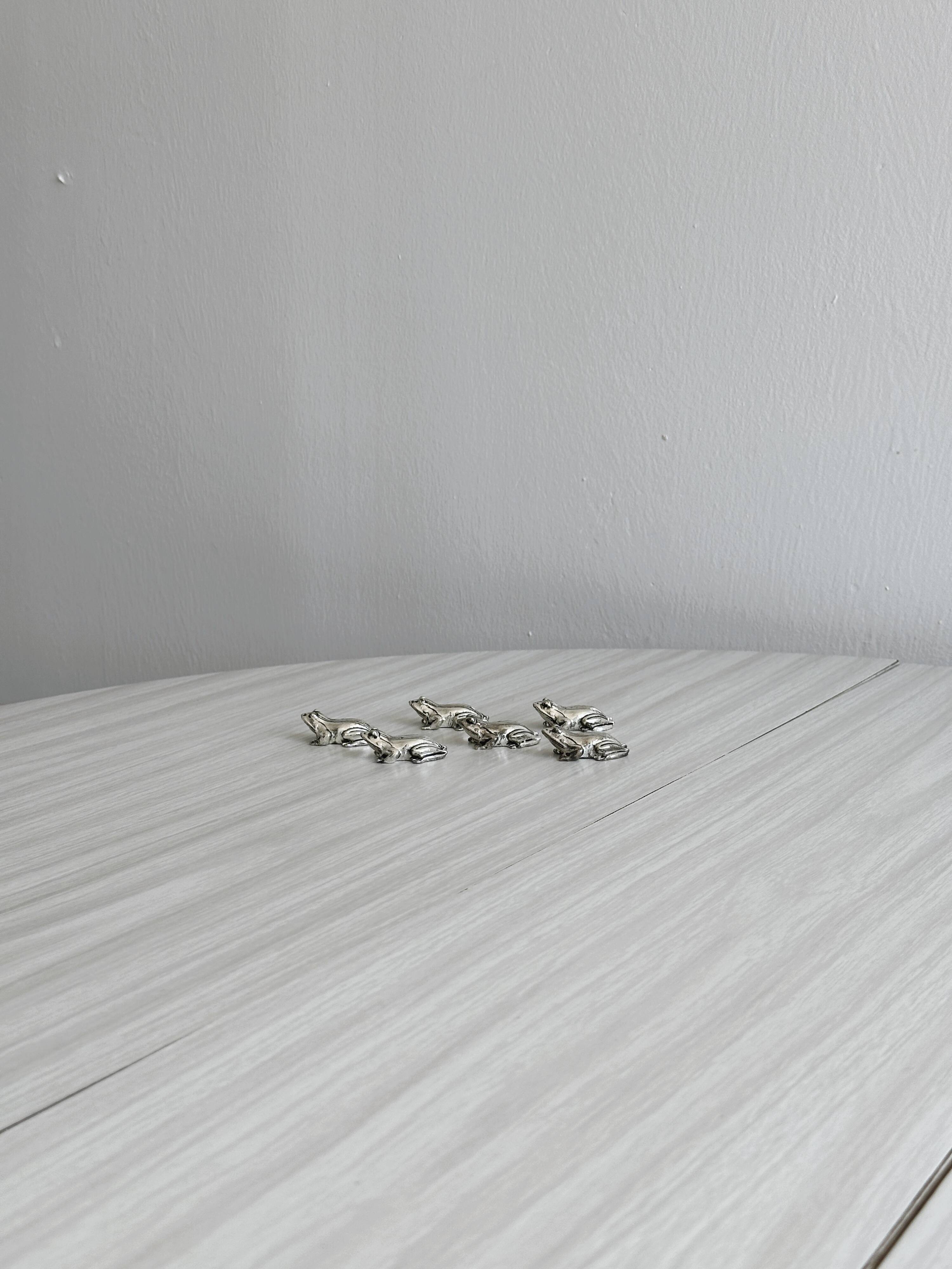 6 frog knife holders