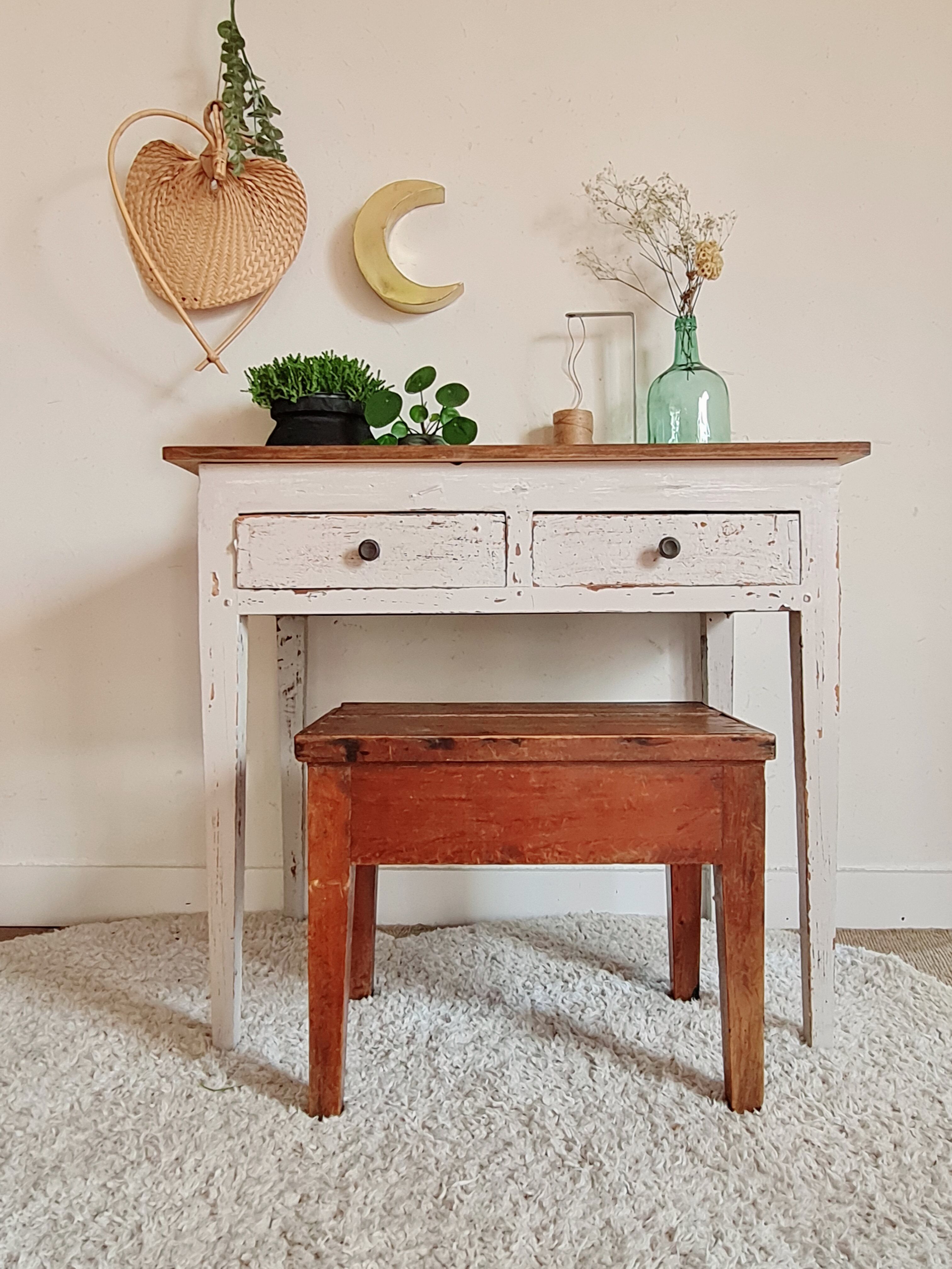 Old wooden table 2 drawers