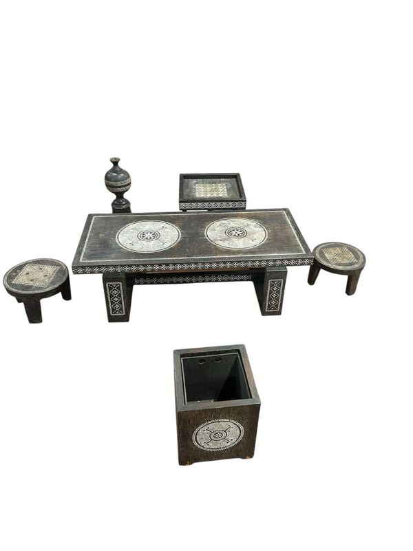 Ensemble de meubles africanistes – Bois sculpté et incrustations décor