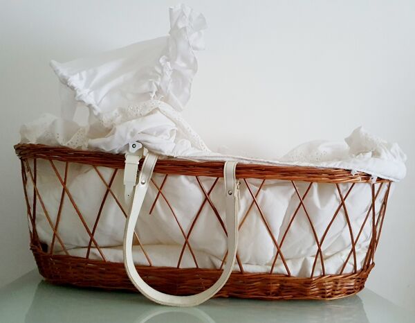 Berceau couffin avec arceau capuche en rotin 1970's