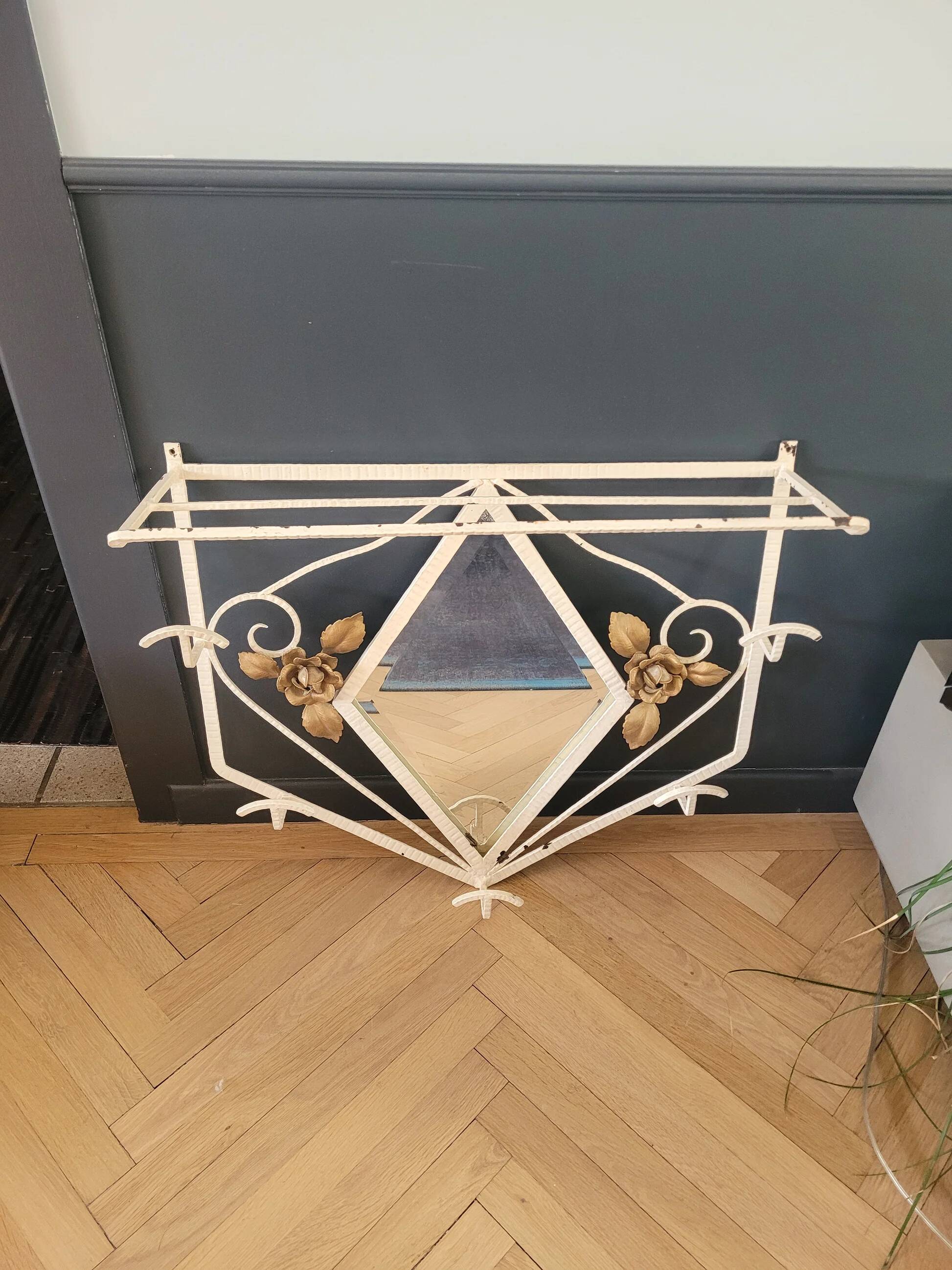 Entrance hall - Wall-mounted coat rack with mirror