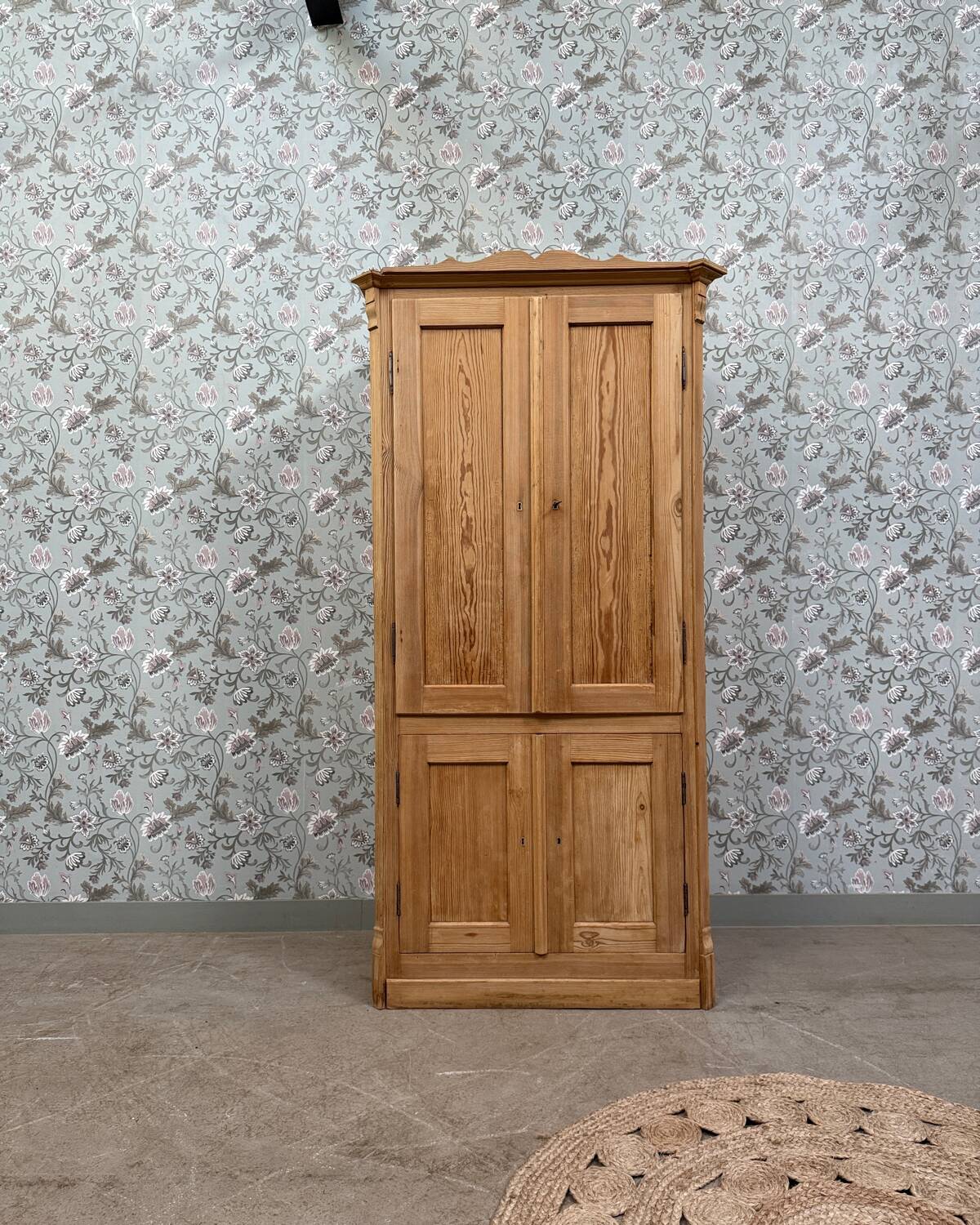 English four-door wardrobe (renovated)