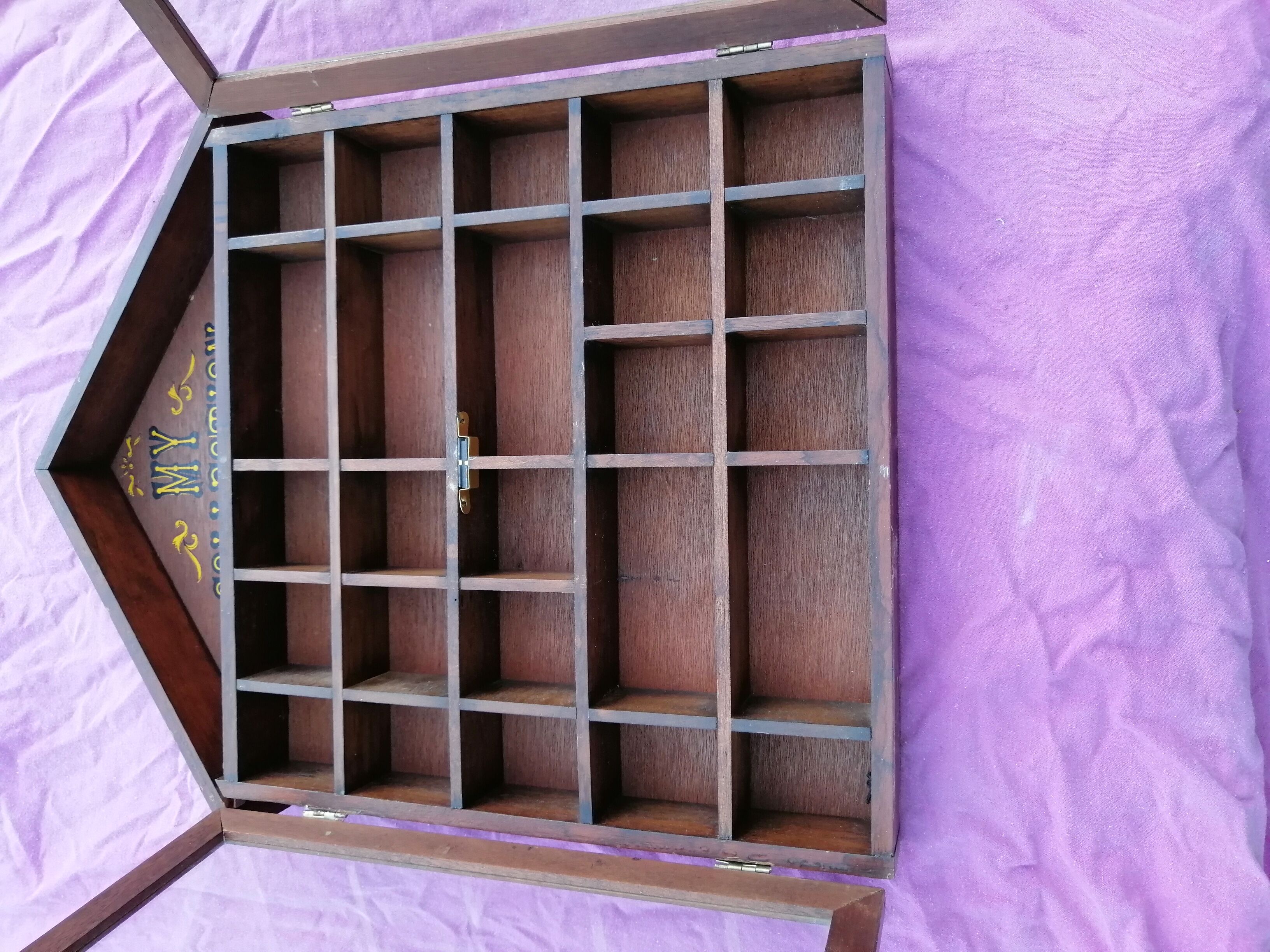 Vitrine pour miniature style chalet en bois vintage mural