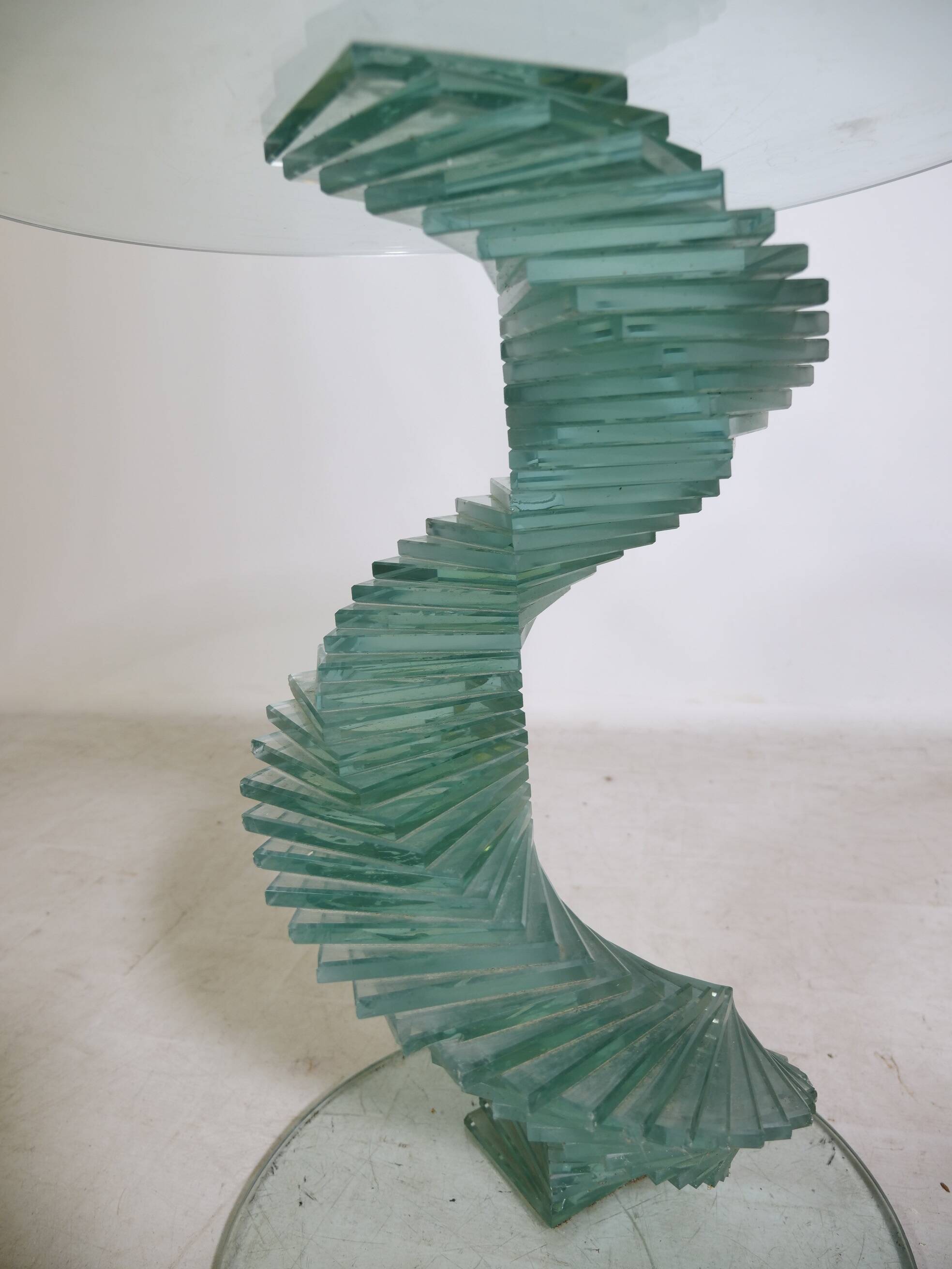 Table d'appoint en verre hélicoïdale postmoderne, années 1980