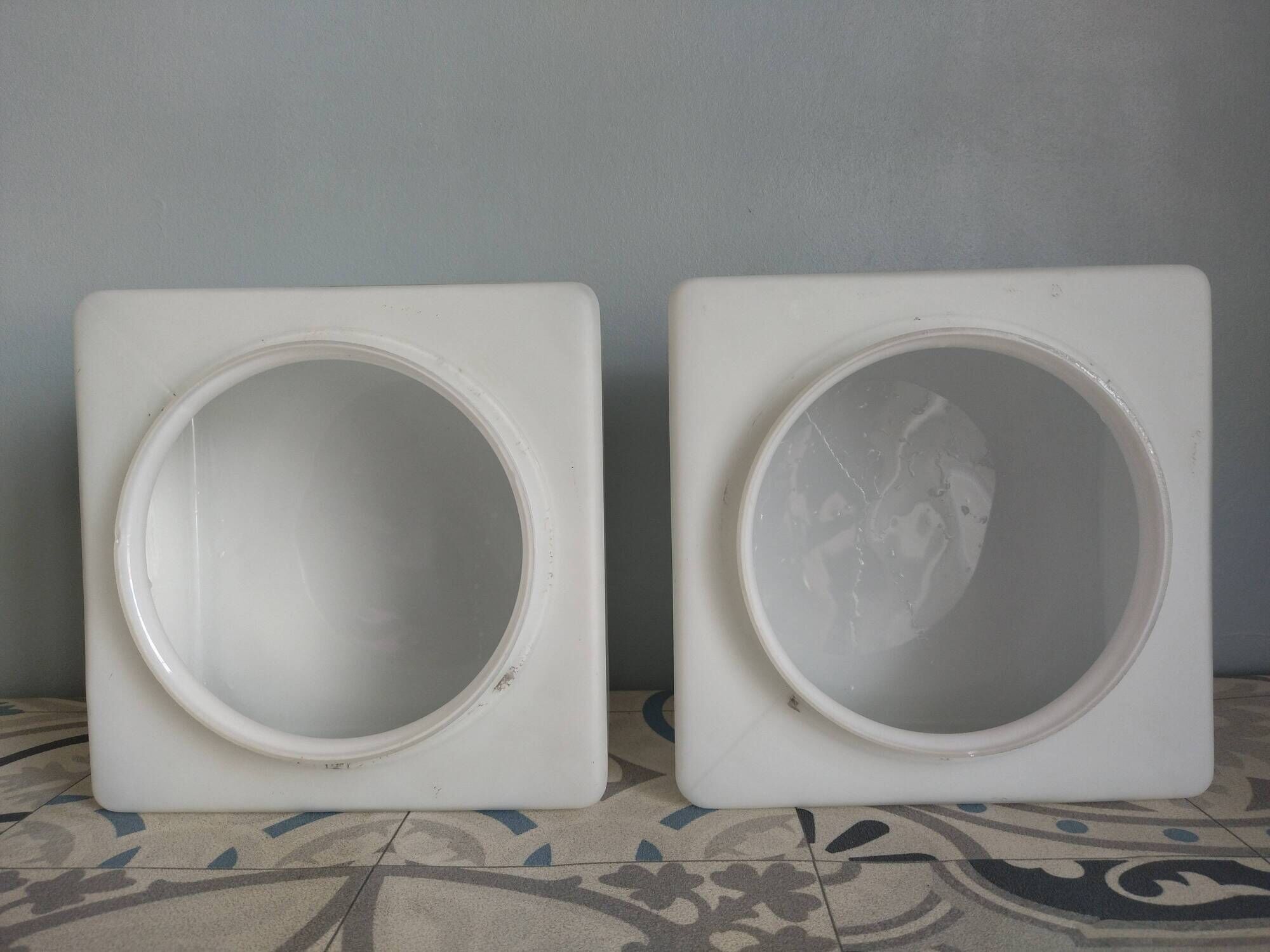 Paire d'appliques/plafonniers carrés  en opaline mate vintage