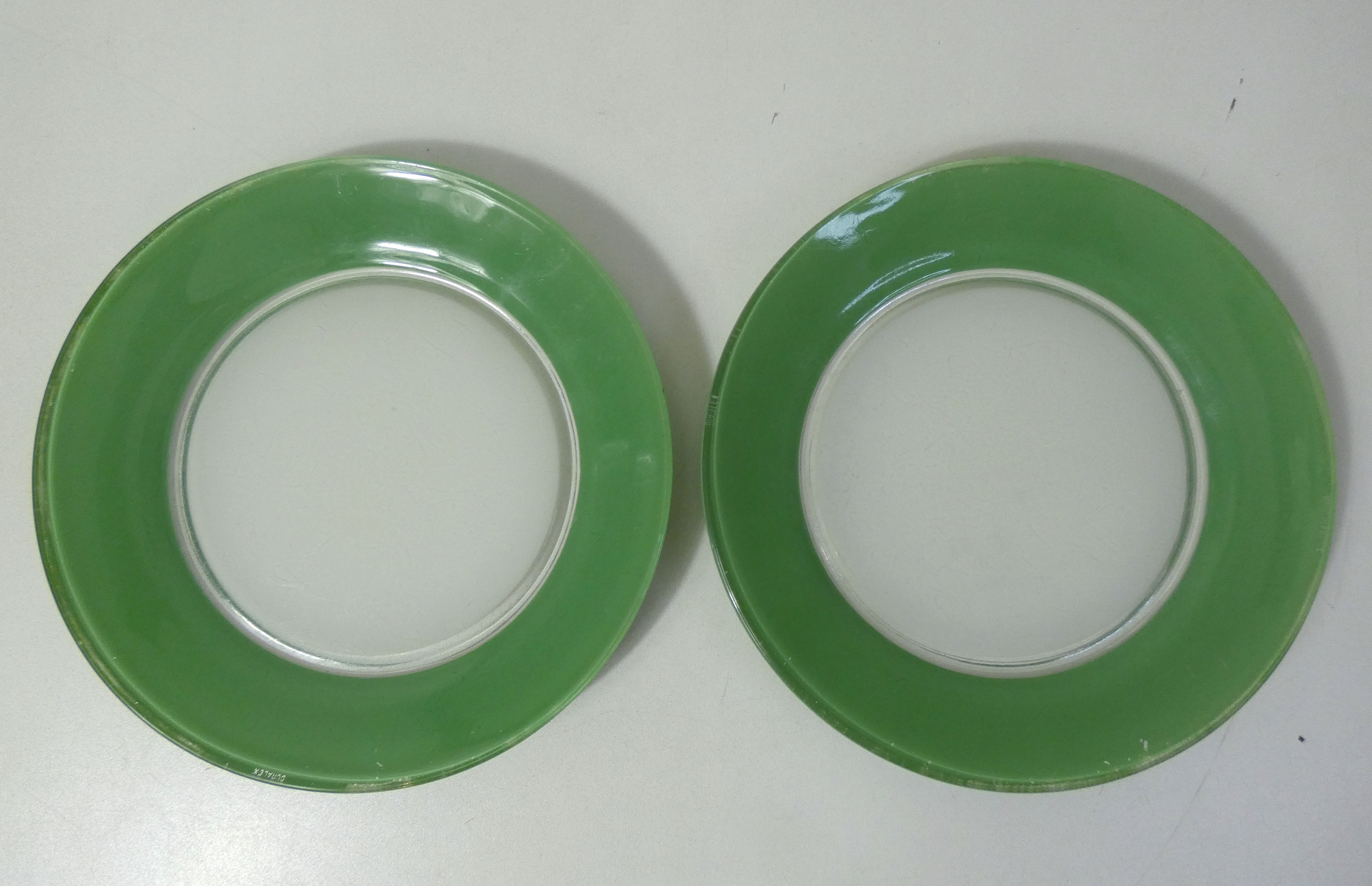2 flat plates Duralex green Vintage