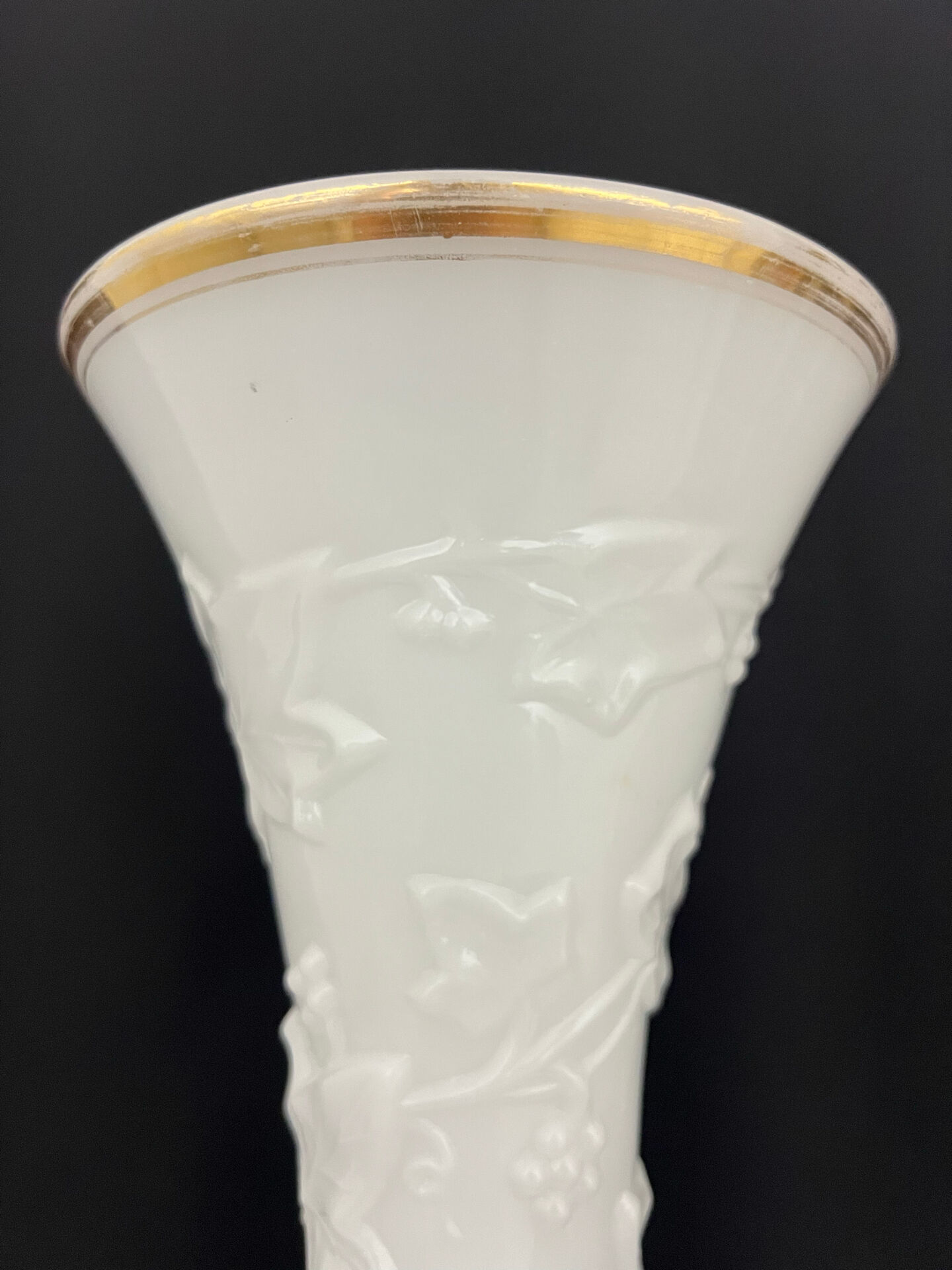Vase "with Ivy Garland" in white opaline glass, attributed to Bacca.