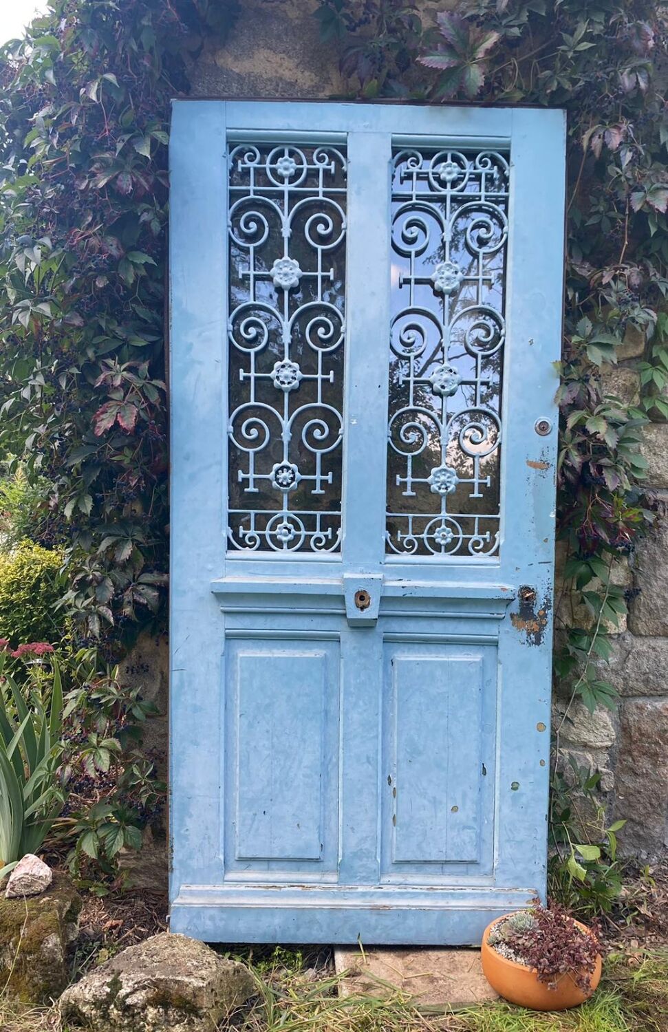 Entrance door in solid oak, cast iron grille, 1930s