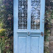 Entrance door in solid oak, cast iron grille, 1930s