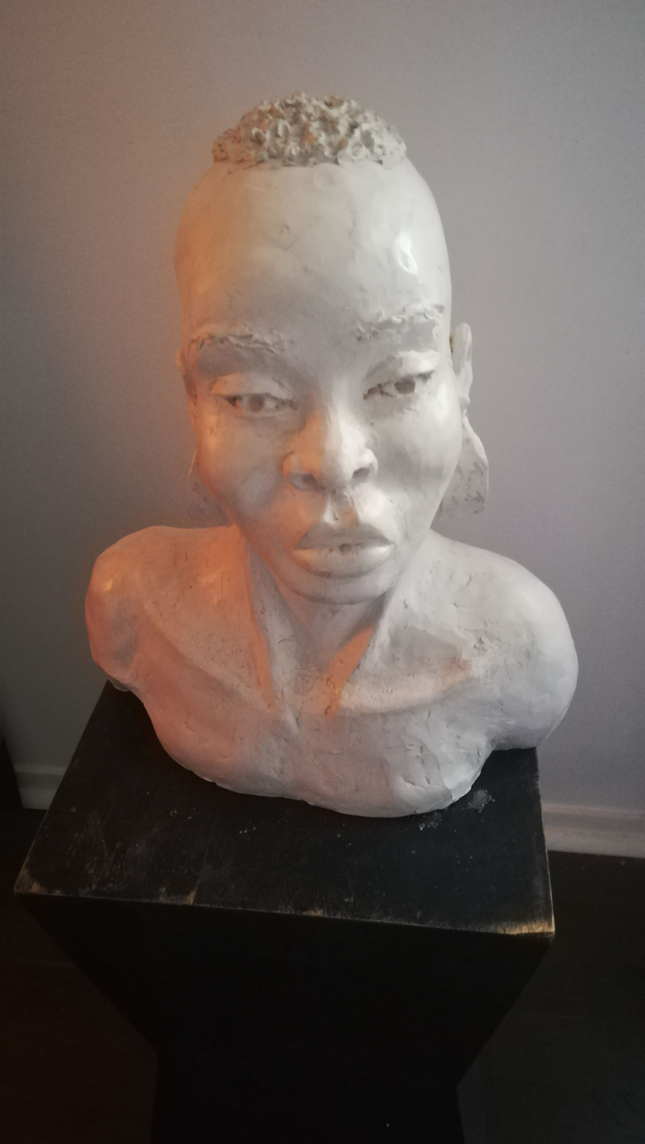 Buste de jeune africaine en plâtre patiné