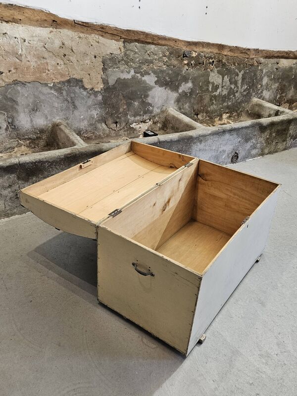 Grande malle bombée en bois