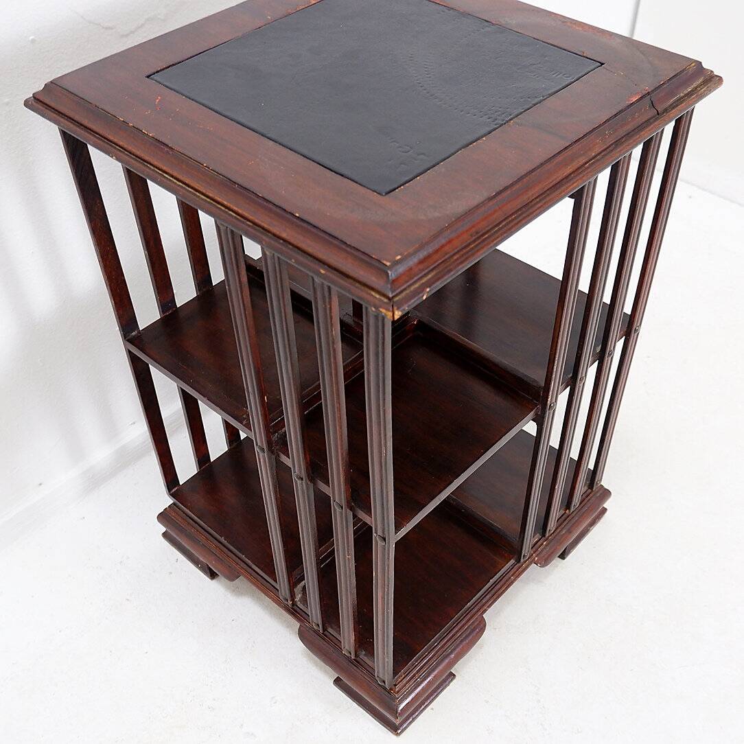 Table d'appoint en bois dur et bibliothèque tournante Vintage Sheraton Revival