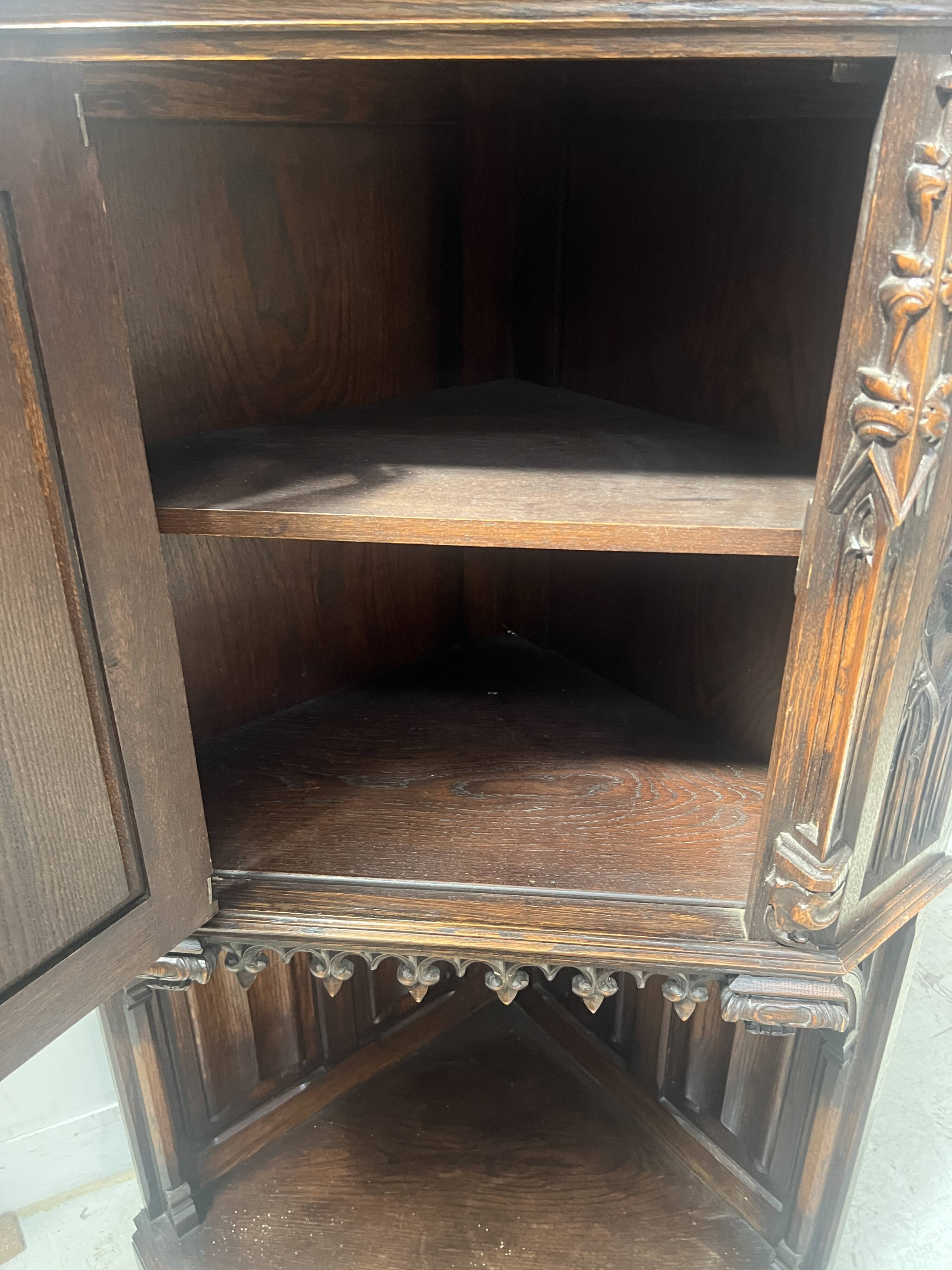 Gothic-style corner cabinet in solid oak, 20th century.