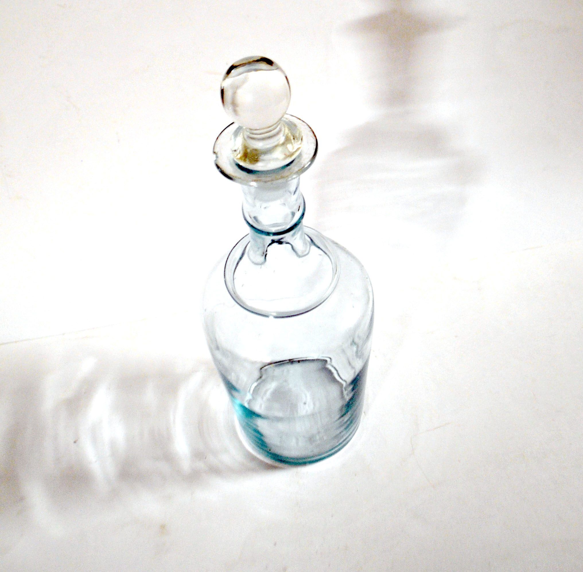Flacon, carafe ancienne en verre bleuté