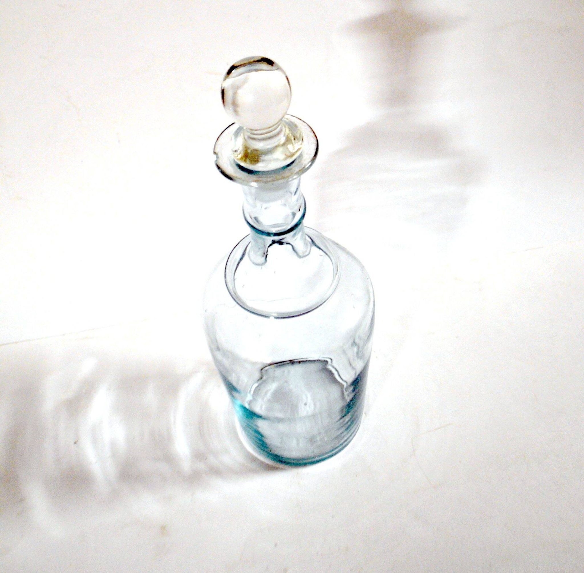 Flacon, carafe ancienne en verre bleuté