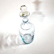 Flacon, carafe ancienne en verre bleuté