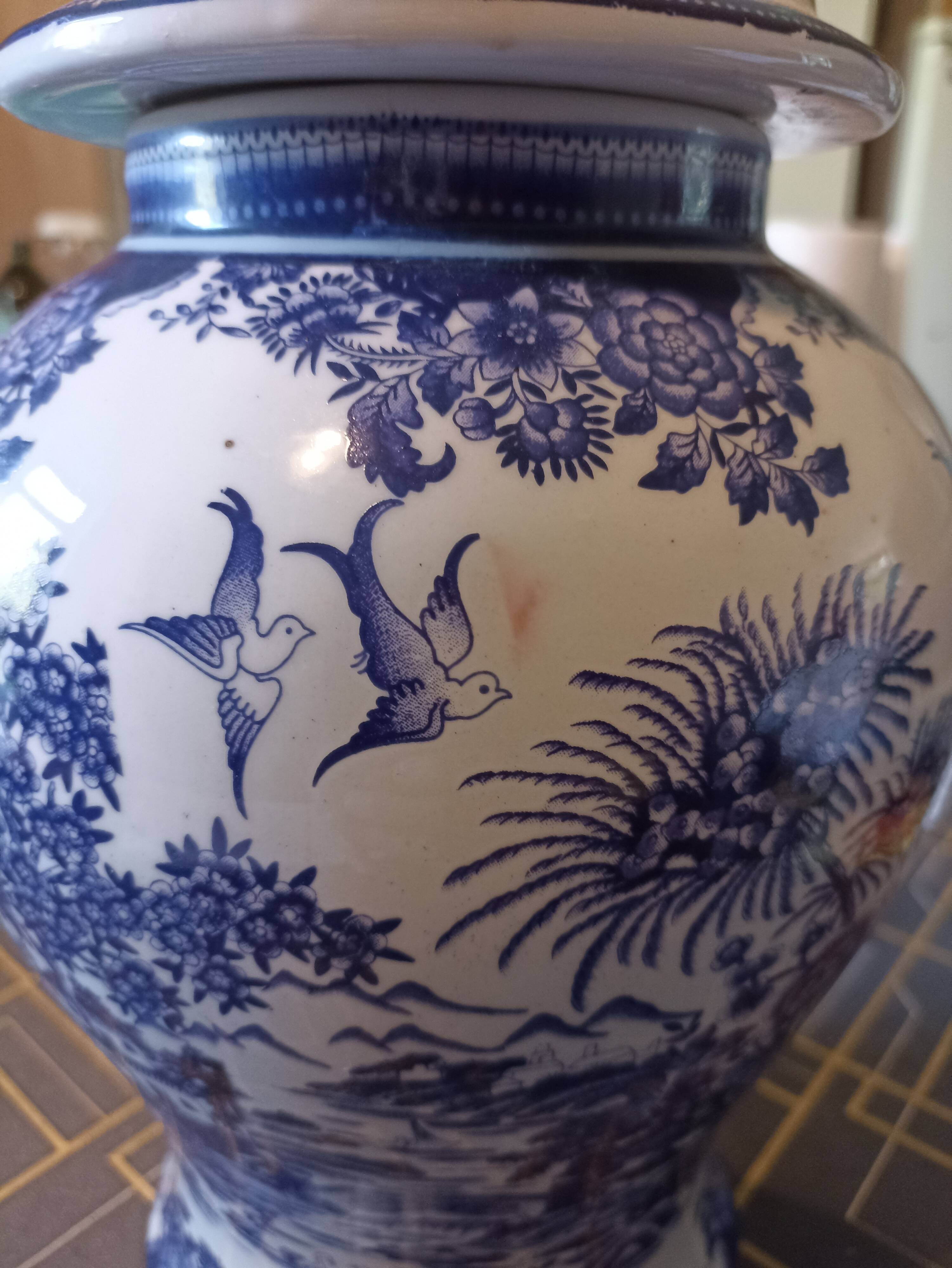 Porcelain pot with lid