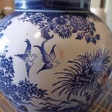 Porcelain pot with lid