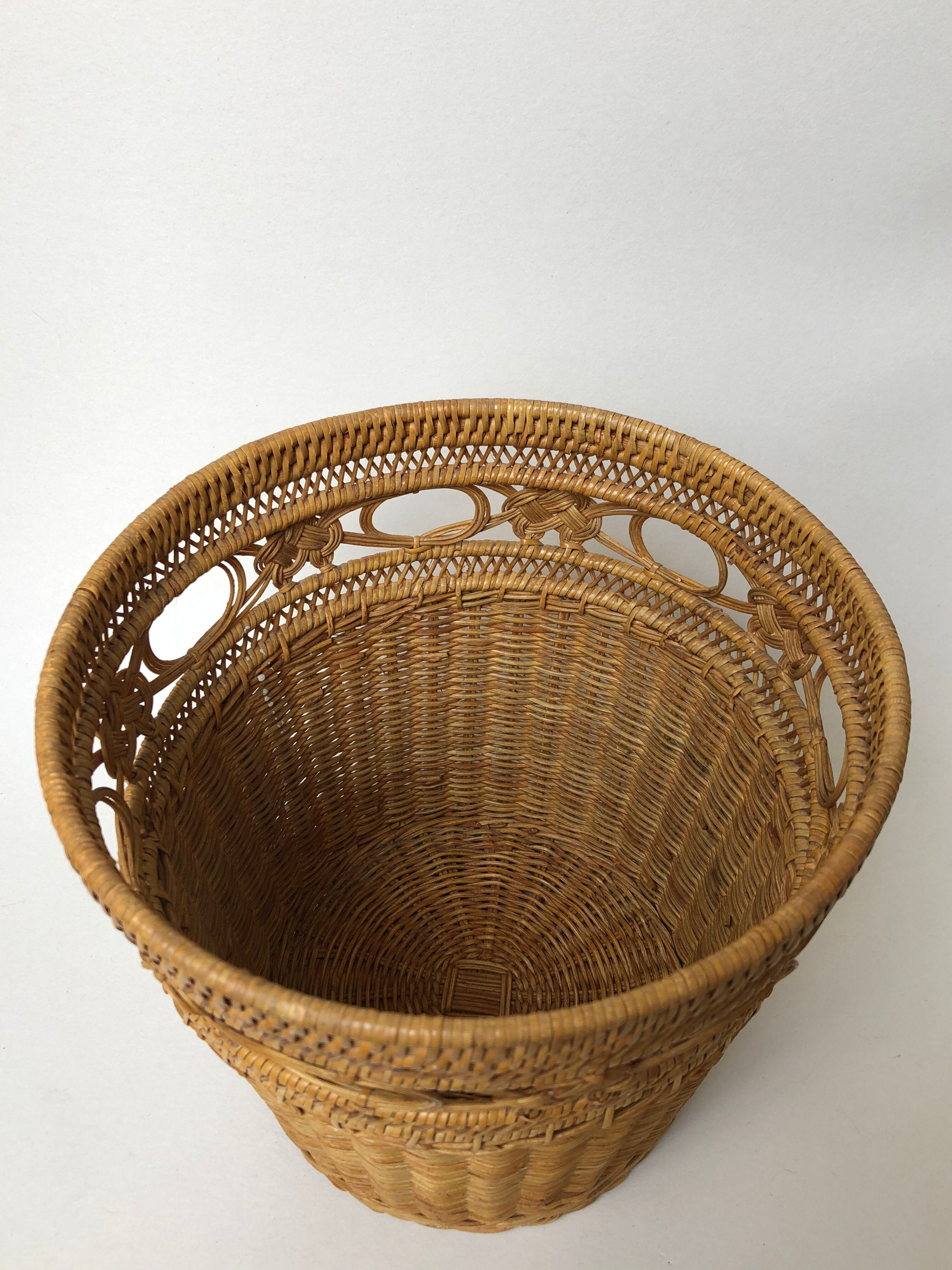 Basket rattan braided