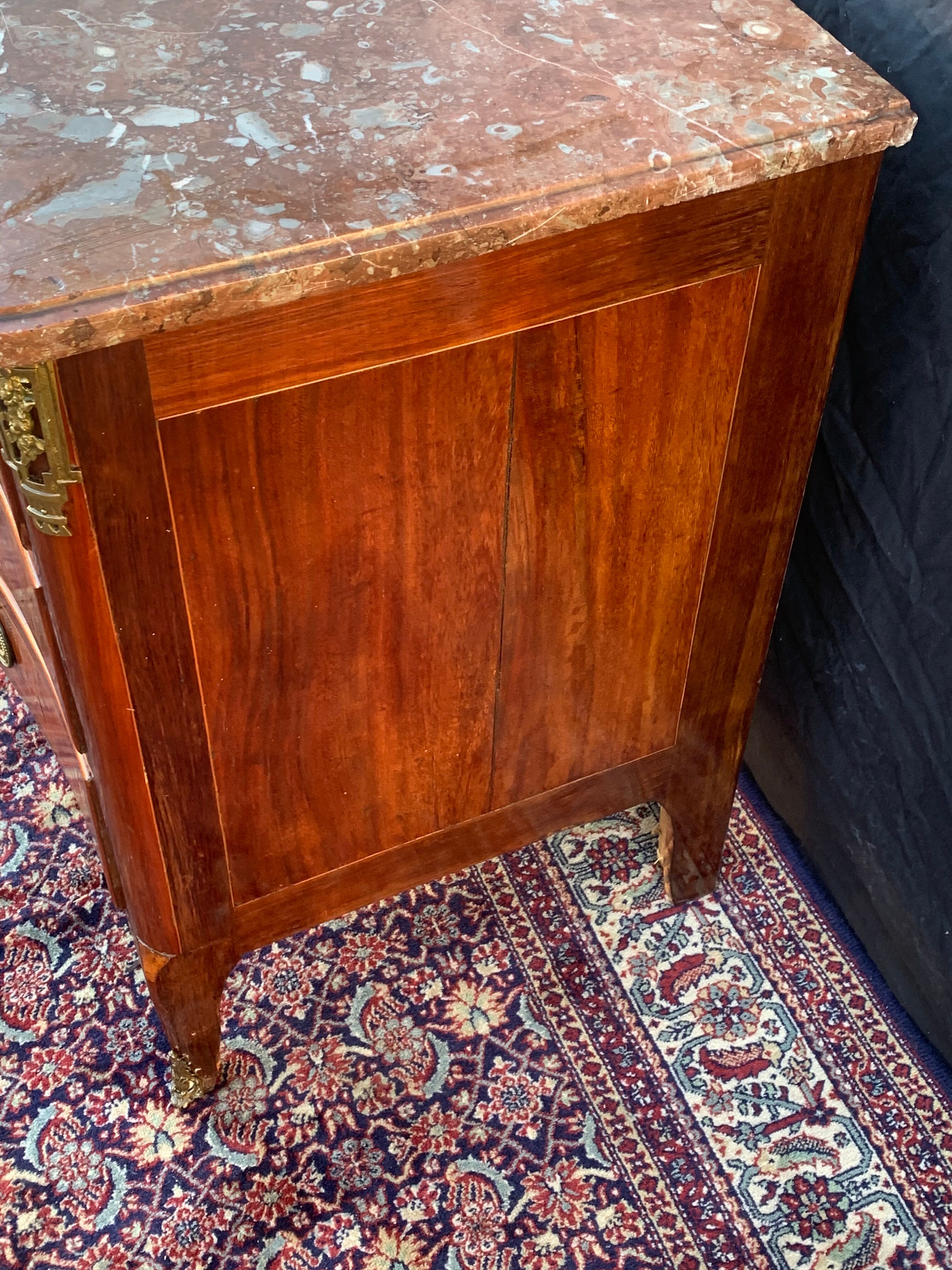 Commode galbée en marqueterie d’époque transition