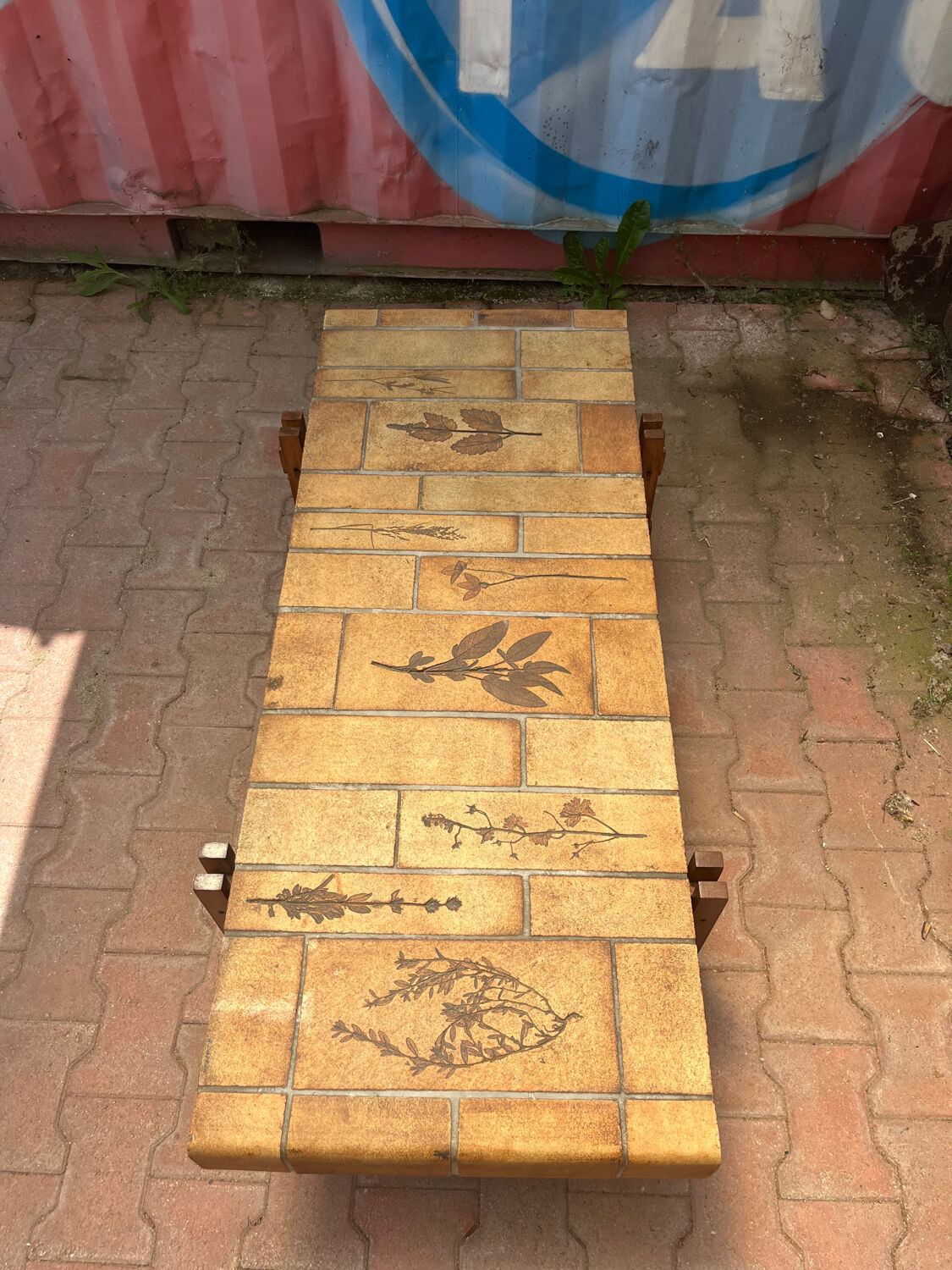 Roger ceramic capron coffee table in perfect condition