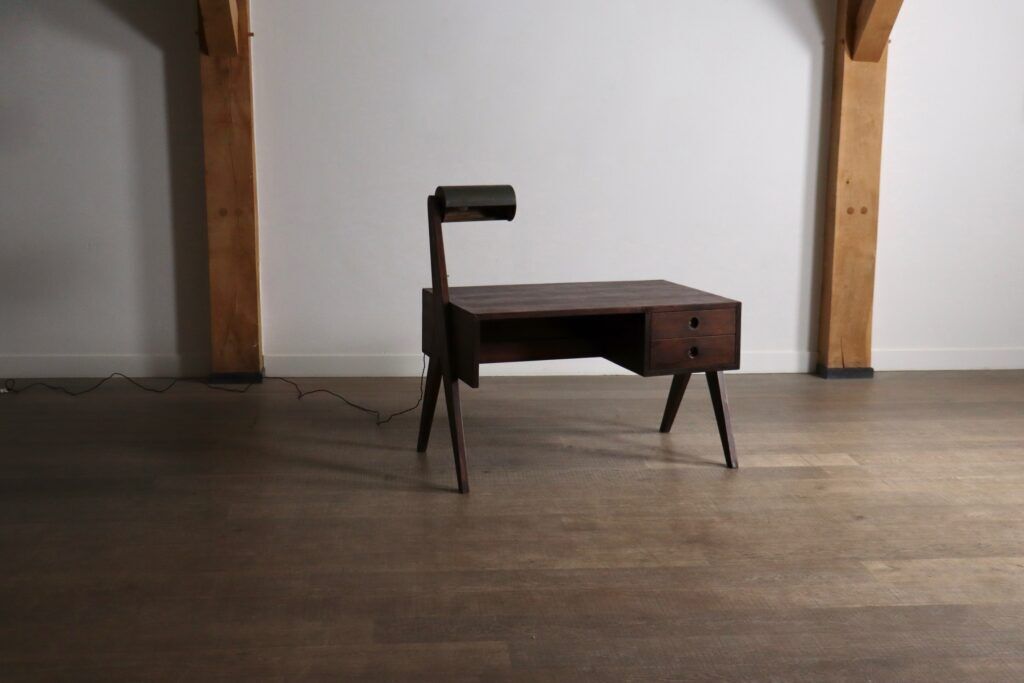 Bureau Pierre Jeanneret avec lampe intégrée, Chandigarh, années 1950