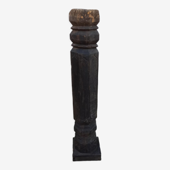 Ancien pilier en bois sur socle