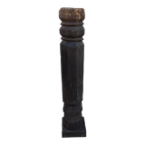 Ancien pilier en bois sur socle