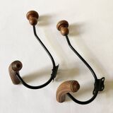 Duo de patères anciennes en bois et métal