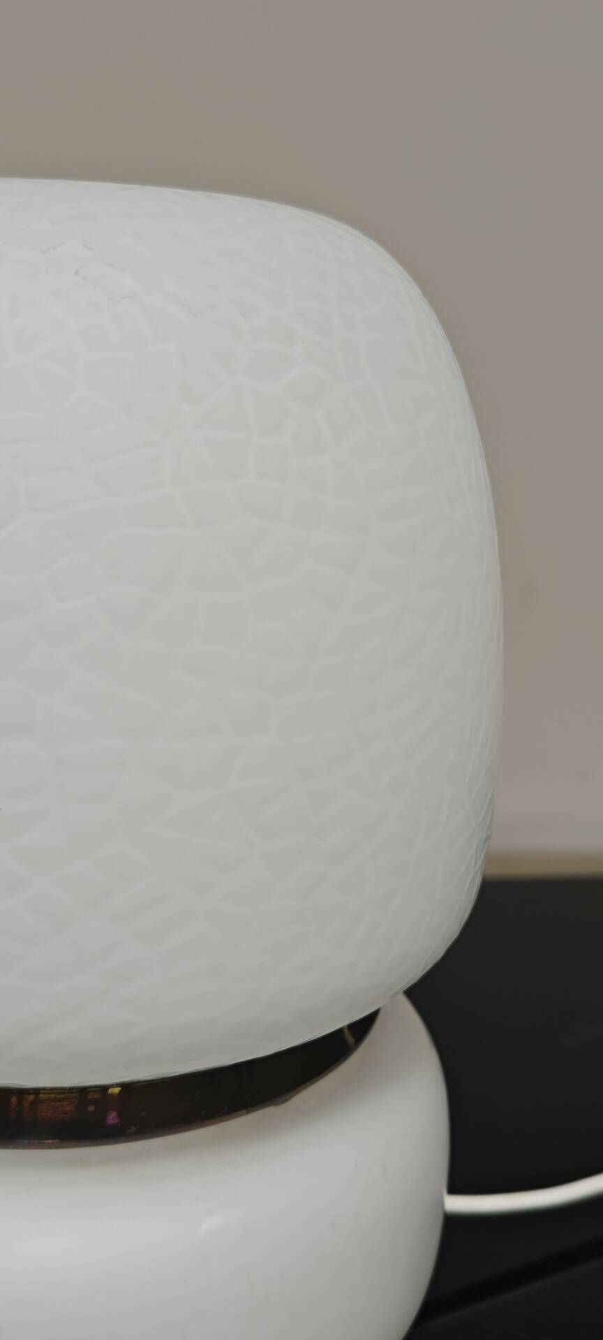 Lampe a poser tchèque en opaline blanche et laiton 1960