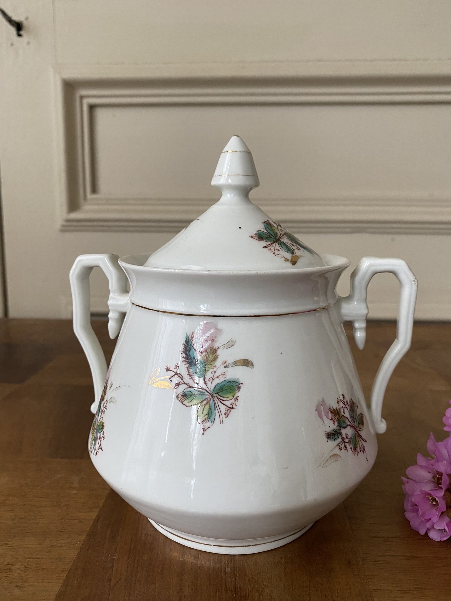 Pot et son couvercle en céramique à fleurs