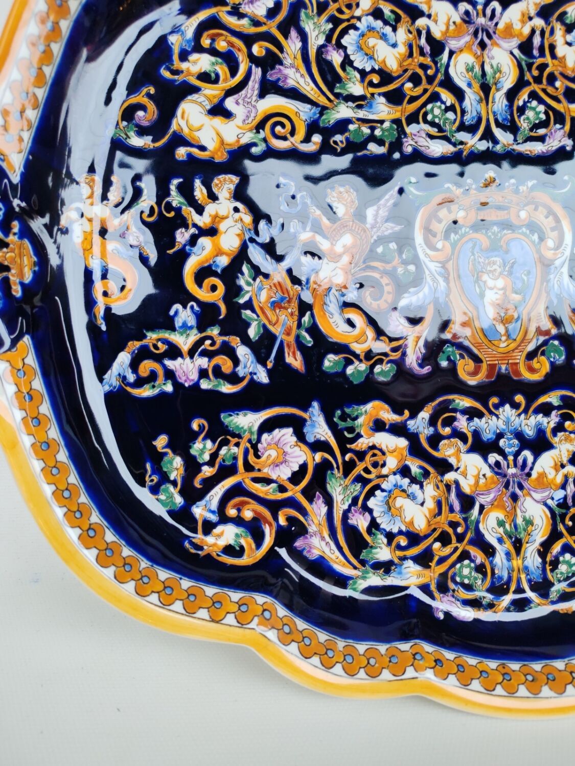 Large ceramic platter from Gien, Renaissance model, 20th century.