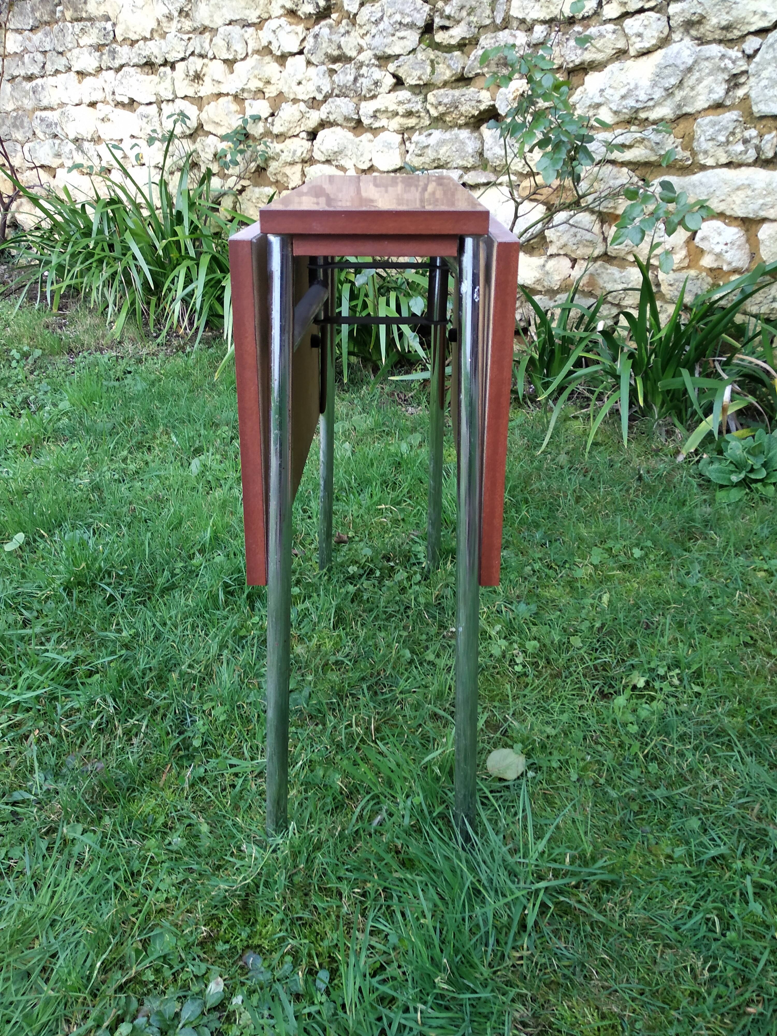 Foldable formica table