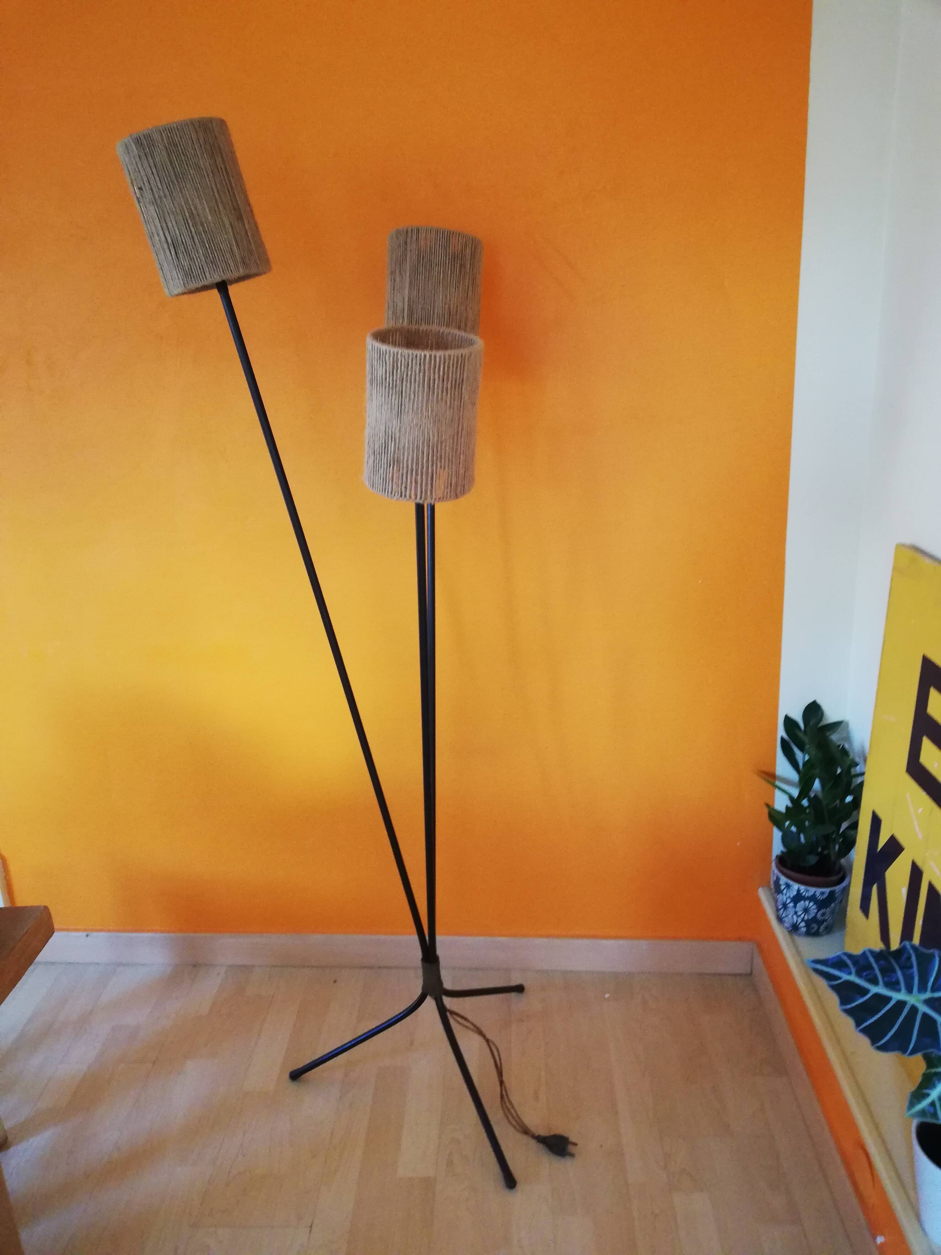 Vintage tripode lamppost