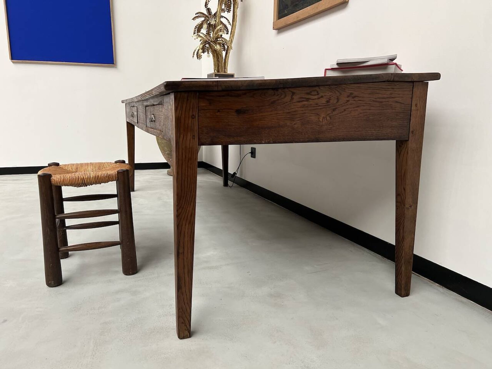 Grande table écritoire des années 40 en chêne massif
