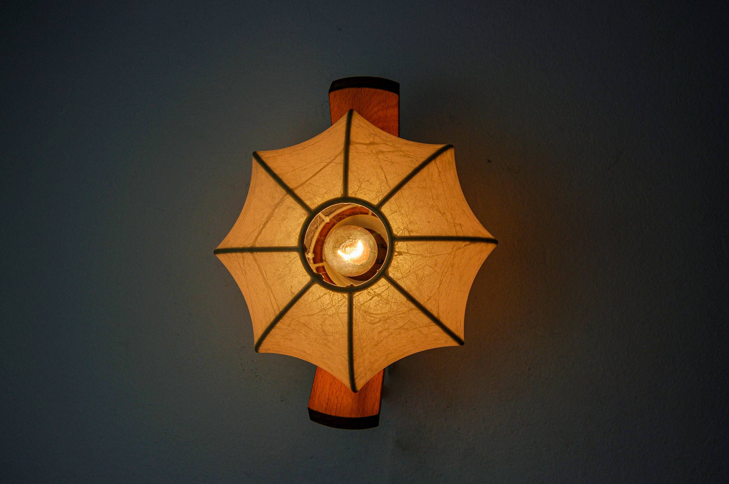 “COCOON” WALL LIGHT, RESIN AND PINE, ITALY, 1970